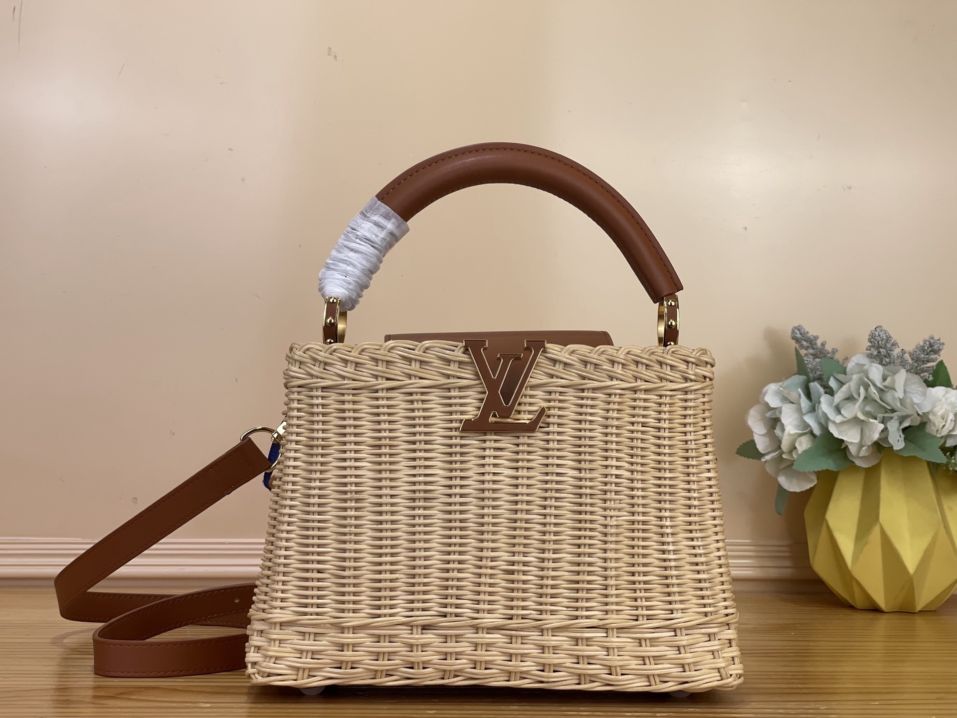 NO:812270,Top original CAUCINES handbag] m48865 woven/brown This Caucines handbag draws inspiration from the icnic hl hard case launched by Louis Vuitton in 1892, and is full of rich summer style. The rattan bag body requires several days of ingenious weaving to complete, and the leather trim and dazzling LV letters complete the details. It can be worn cross-body, shoulder or handheld. Size 27 x 17 x 9 cm  125121300,,louis vuitton,louis vuitton19860909顶级原单CAUCINES 手袋】 m48865 编织/棕色 本款 Caucines 手袋向路易威登于 1892 年推出的 icnic hl硬箱汲取灵感,洋溢浓郁夏日风情.藤条包身需要数天的匠心编织方可完成,皮革饰边和耀目 LV 字母完善细节,斜挎、肩背或手提皆宜. 尺寸27 x 17 × 9 厘米 125121300,,louis vuitton,louis vuitton,Bag
