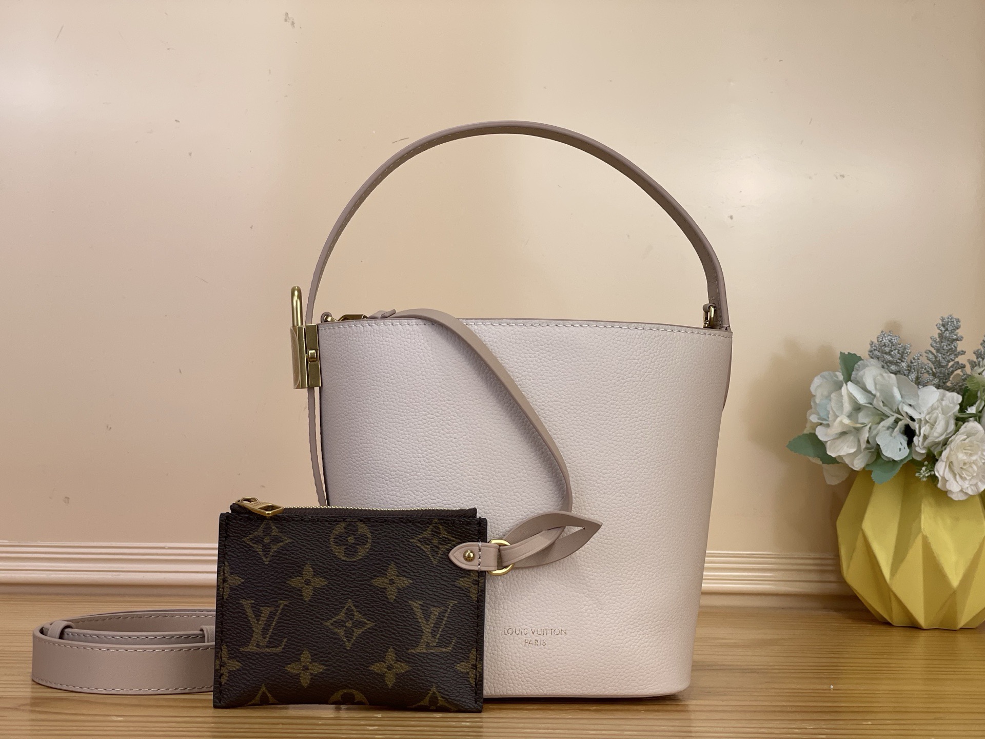 NO:812271,Top original item [ALL IN BB handbag] m29112 White This All In BB handbag is from the Flight Mode ys series, with a chic two-color design to present a seasonal piece. Made of cow leather fabric with suede lining, supplemented by retro-textured metal parts. The detachable zipper inner bag can properly store small items. It can be worn cross-body, shoulder or hand-held, making it easy to change the shape at will. Size 16 x 18 x 12 cm  7618085 (length x height x width),,cowhide19860909顶级原单【ALL IN BB 手袋】 m29112 白色 本款 All In BB 手袋出自 Flight Mode ys系列,以别致双色设计焕新呈现应季之作.牛皮革面料搭配绒面革内衬,辅以复古质感金属件.可拆卸拉链内袋妥善收纳随身小物.斜挎、肩背或手提皆宜,便于随心转换造型. 尺寸16 x 18 x 12 厘米 7618085 (长度 x 高 x 宽),,cowhide,Bag
