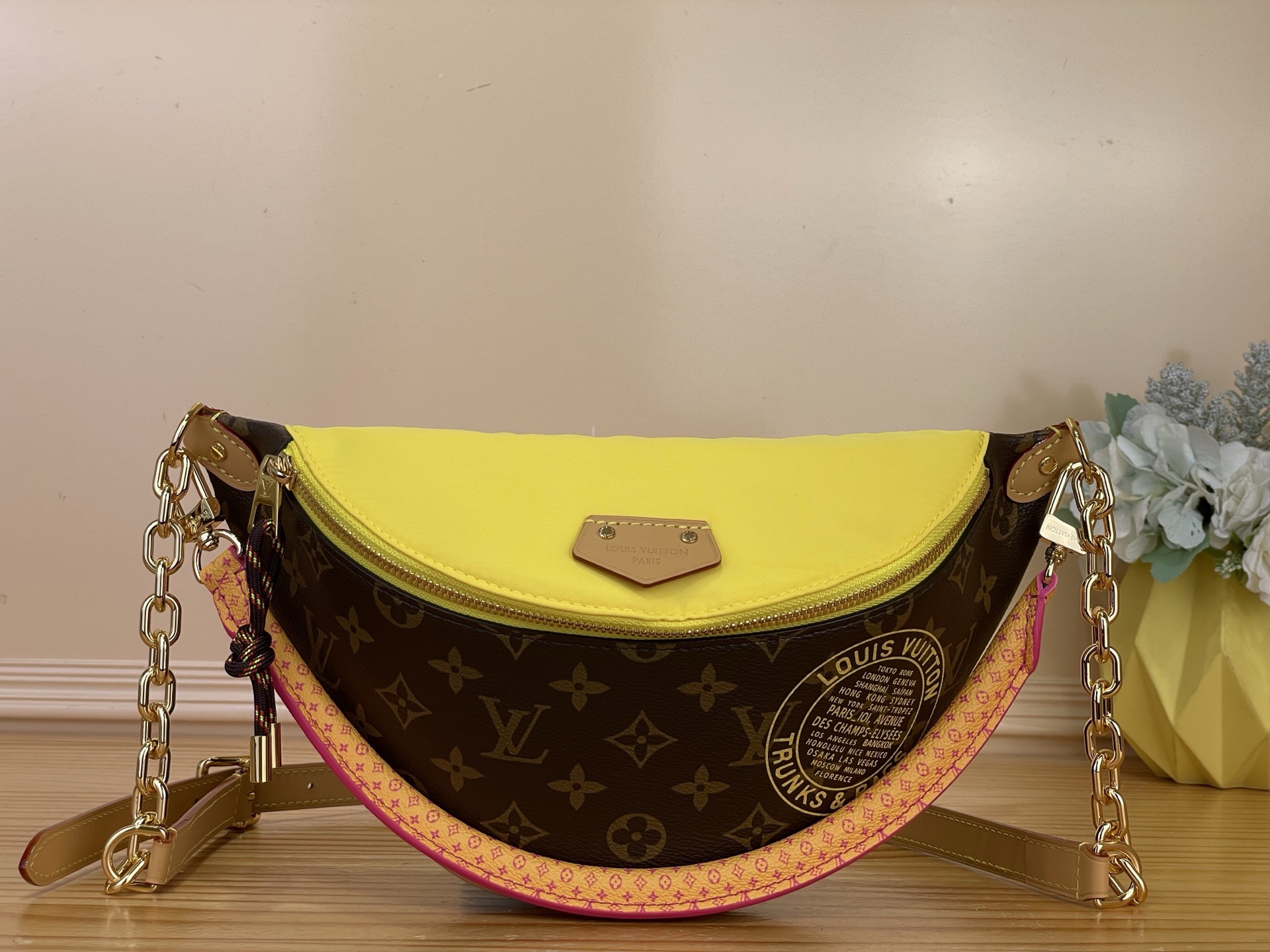NO:812281,Top Original [arisA Velo Bumbag Belt Bag] M27237 Presbyopia/Yellow The collection introduces this vibrant Bumbag in contrasting yellow accents. This sporty bracelet is crafted from iconic Monogram sj canvas and nylon and accented with gold-tone hardware. It's sized for essentials and features a removable Toron handle for plenty of styling options. The round charm features a printed Louis Vuitton patch to honor the brand's travel heritage. Size  30x15x8.5cm 5416065,,louis vuitton19860909顶级原单【arisA Velo Bumbag腰包】M27237 老花/黄色 系列推出了这款充满活力的Bumbag,采用对比鲜明的黄色装饰.这款运动型手环由标志性的Monogram sj帆布和尼龙制成饰有金色五金件.它的尺寸适合必需品 并配有可拆卸的Toron提手,提供了大量造型选择.圆形饰物上印有路易威登贴片,以纪念该品牌的旅行传统. 尺寸 30x15x8.5厘米 5416065,,louis vuitton,Bag
