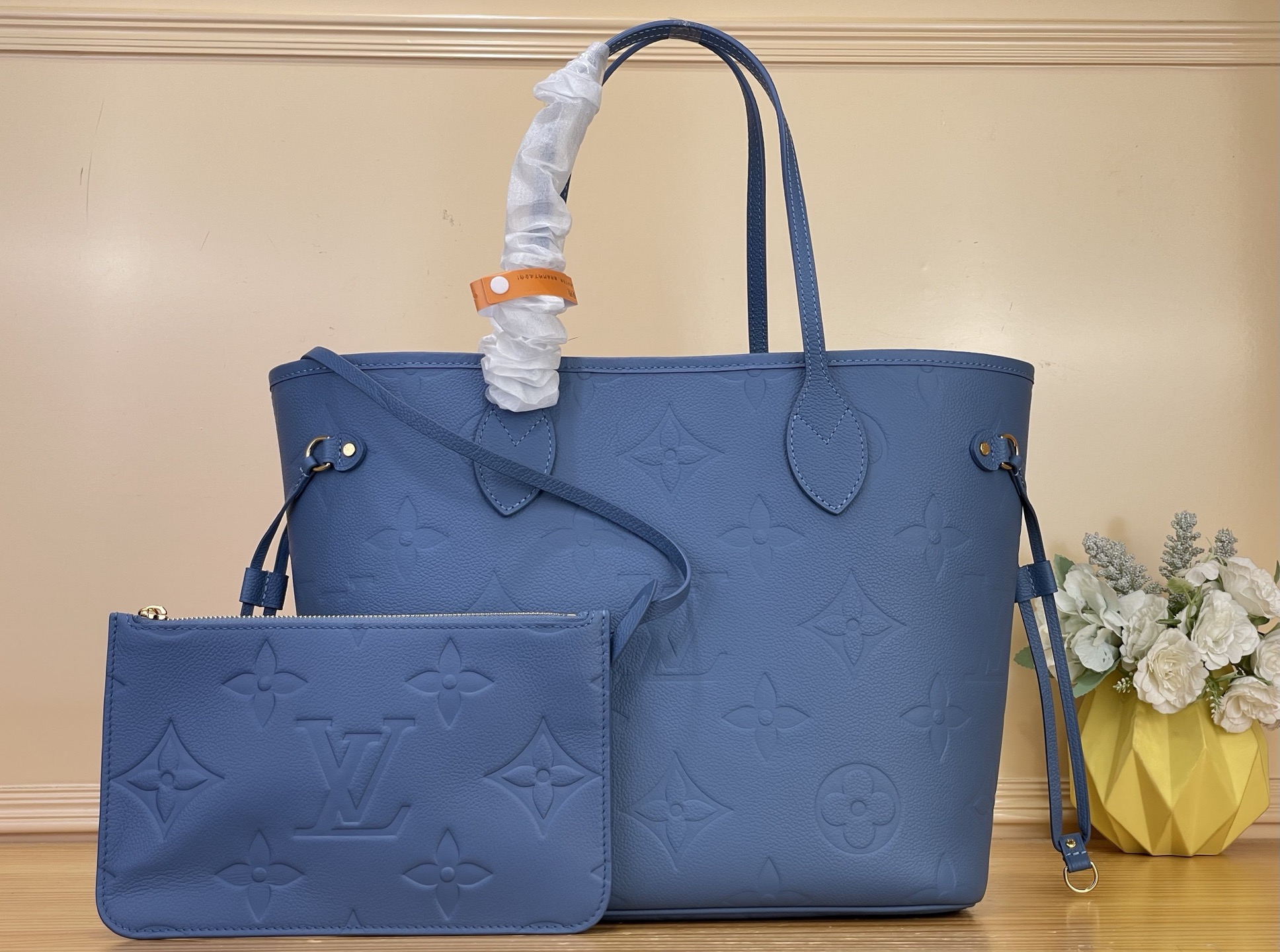 NO:812378,Top Original [Neverfull MM Handbag] M45686 27358 Haze Blue (Embossed) The Monogram Emreinte collection reimagines the timeless Neverfull MM handbag in a stylish and sophisticated blue denim colorway. This contemporary version is crafted from leather bearing the brand's signature signature and is embellished with elegant gold hardware. It features side laces for a clasping silhouette and is sized for everyday essentials, including a laptop. Size  31x28x14 cm 9819085..,19860909顶级原单【Neverfull MM 手袋】M45686 27358 雾霾蓝（压花） Monogram Emreinte系列以时尚精致的蓝色牛仔配色重新塑造了永恒的Neverfull MM手提包.Ys这款当代版由带有品牌标志性签名的皮革制成,并装饰有优雅的金色五金件.它配有侧边鞋带来紧扣轮廓,尺寸适合日常必需品,包括笔记本电脑. 尺寸 31x28x14厘米 9819085..,,Bag