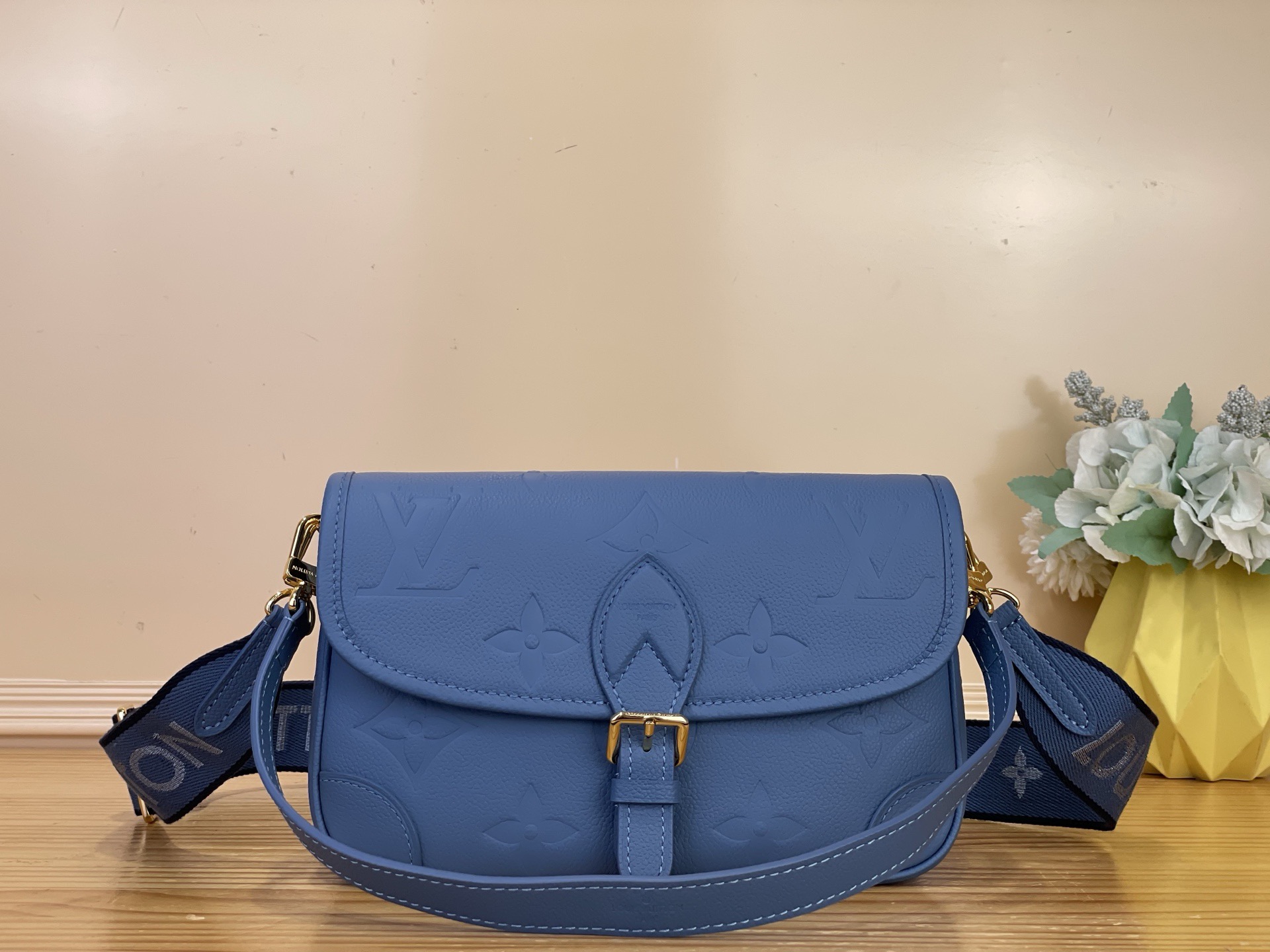 NO:812381,Top original item [Diane baguette handbag] M46386 27362 haze blue (embossed), made of Monogram Emreinte Ys leather, with detachable fabric shoulder straps and dazzling metal parts, which can be flexibly matched with day and night styles. The internal zipper bag ensures the proper storage of small items. Dimensions 24 x 15 x 9 cm 7618085,19860909顶级原单【Diane 法棍手袋】M46386 27362雾霾蓝（压花） 取材 Monogram Emreinte Ys皮革,搭配可拆卸织物肩带和耀目金属件,可灵活搭配昼夜造型.内设拉链袋确保小件物品的妥善收纳. 尺寸 24 x 15 x 9 厘米 7618085,,Bag