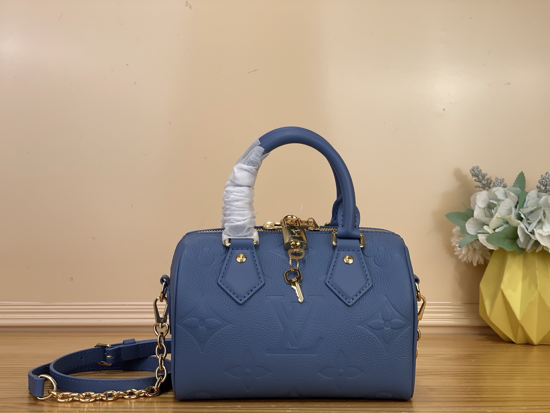 NO:812383,Top original order [SEEDY BANDOULIRE 20 handbag] m28316 haze blue (embossed) This Seedy Bandoulière 20 handbag is made of Monogram Emreinte Ys leather embellished with metal padlocks and keys. It pays tribute to the brand's travel heritage with rich colors. The elegant structure is convenient for daily needs and can be worn cross-body, shoulder or hand-held. Dimensions 20.5 x 13.5 x 12 cm  7618075 (length x height x width),19860909顶级原单【SEEDY BANDOULIRE 20 手袋】 m28316 雾霾蓝（压花） 本款 Seedy Bandoulière 20 手袋为 Monogram Emreinte Ys皮革点缀金属挂锁和钥匙,以浓郁色调致敬品牌的旅行传承.考究构型方便容纳日常所需,斜挎、肩背或手提皆宜. 尺寸20.5 x 13.5 x 12 厘米 7618075 (长度 x 高 x 宽),,Bag