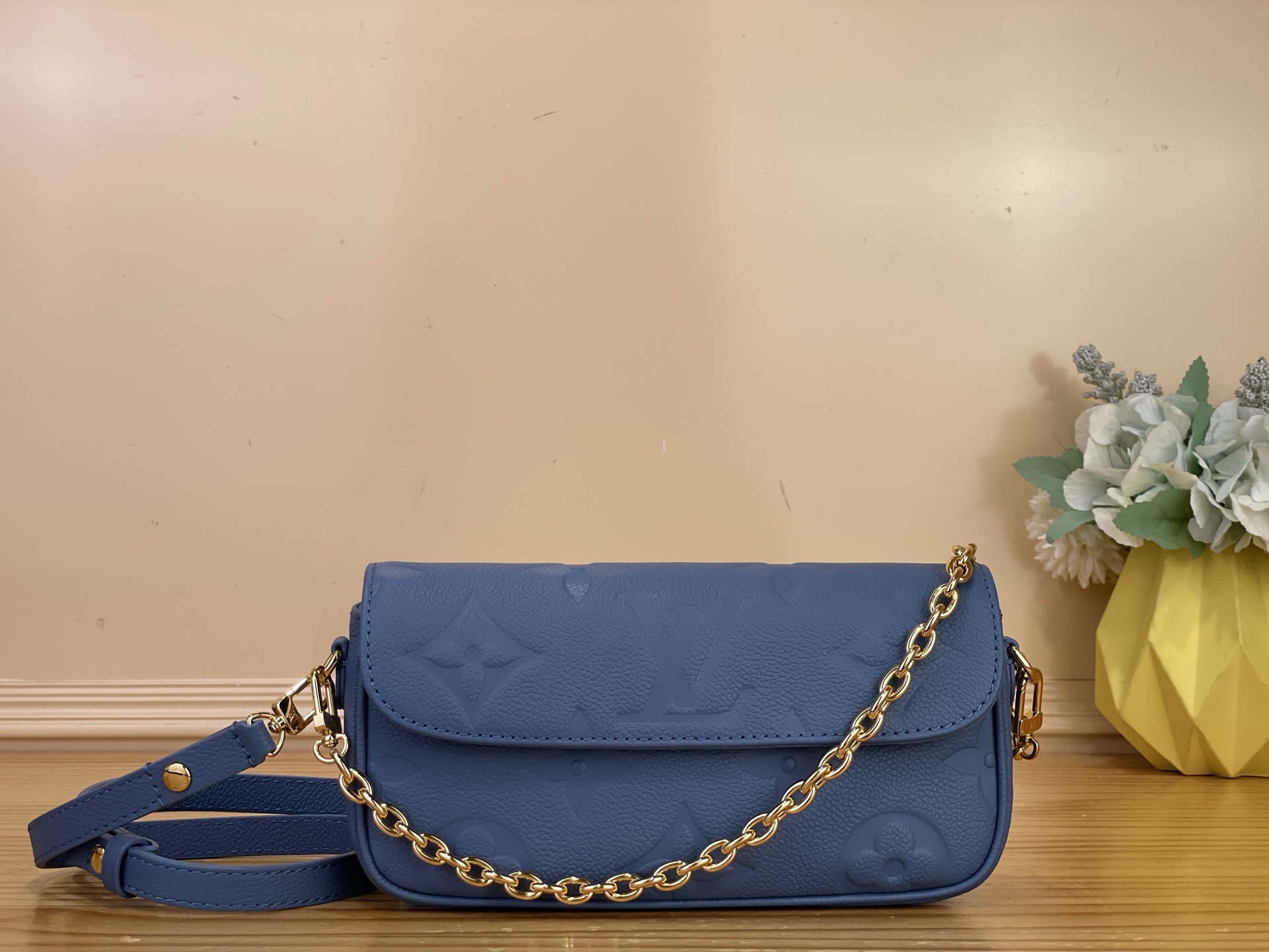 NO:812377,Top original order [WALLET ON CHAIN IVY handbag] m27755 haze blue (embossed) This Wallet On Chain Ivy handbag is from the Monogram Emreinte Ys series. It is rendered in a modern new color of fine cow leather. It is equipped with a detachable metal chain, compartments, pockets and card compartments, which can properly store daily needs. Dimensions 23.5 x 12 x 4.3 cm 5816075 (length x height x  wide),,cowhide19860909顶级原单【WALLET ON CHAIN IVY 手袋】 m27755 雾霾蓝（压花） 本款 Wallet On Chain Ivy 手袋出自 Monogram Emreinte Ys系列,为细腻牛皮革渲染摩登新色,搭配可拆卸金属链条、隔层、口袋和卡片夹层,可妥善收纳日常所需. 尺寸23.5 x 12 x 4.3 厘米 5816075 (长度 x 高 x 宽),,cowhide,Bag