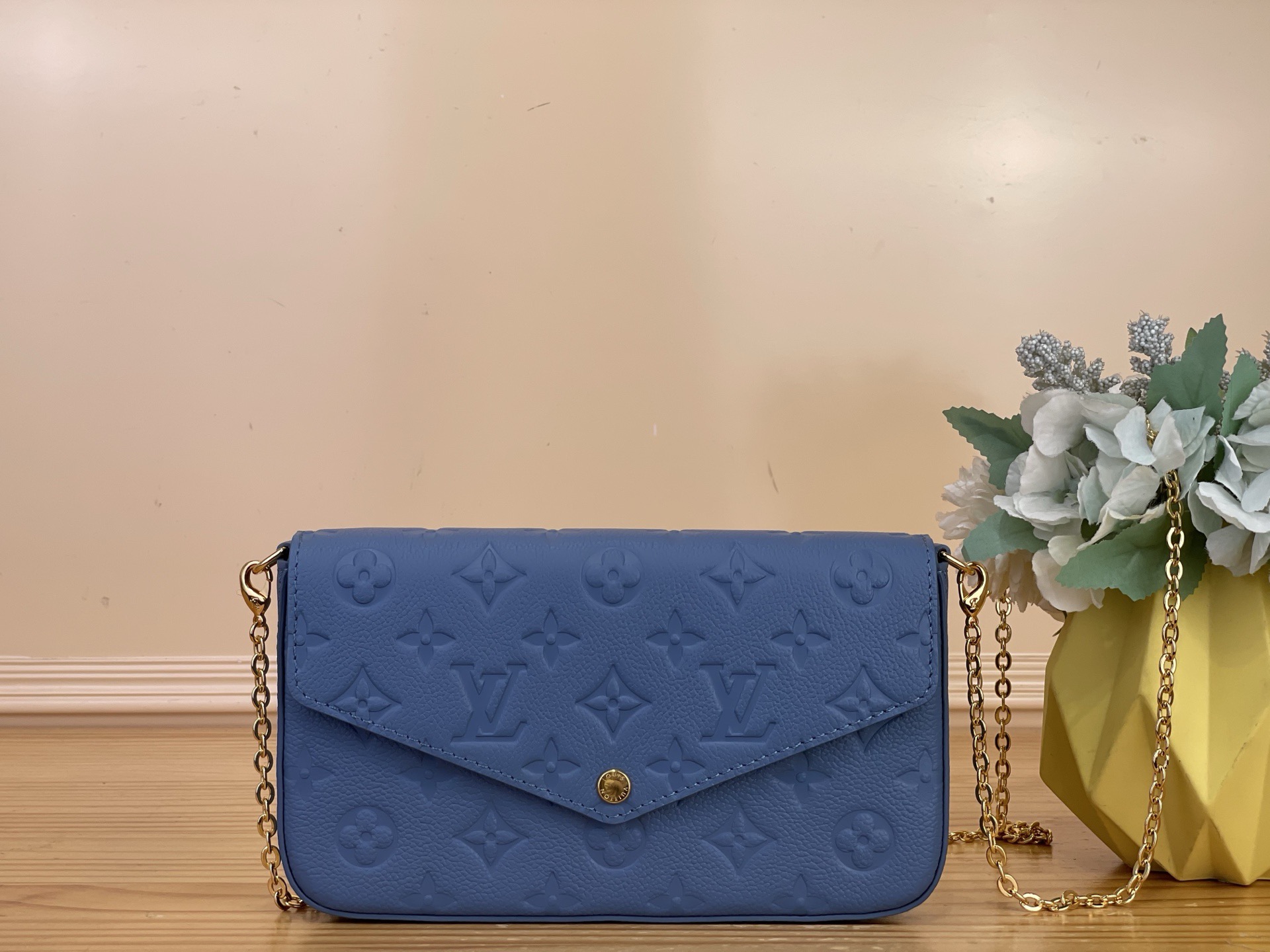 NO:812380,The top original item [Félicie ochette handbag] M61276 28891 haze blue (embossed) embraces the color of denim in the new season and pairs the iconic Monogram Emreinte Ys leather bag with a detachable chain. It has ample space to accommodate daily needs and a detachable storage bag. It is a modern travel companion for weekend trips to the city. Size 21 x 12 x 3 cm 4815055,19860909顶级原单【Félicie ochette 手袋】M61276 28891 雾霾蓝（压花） 于新季拥抱丹宁色彩,为标志性 Monogram Emreinte Ys皮革包身搭配可拆卸链条.充裕空间可容纳日常所需,另设有可拆卸收纳包,是周末畅游都市的摩登旅伴. 尺寸 21 x 12 x 3厘米 4815055,,Bag