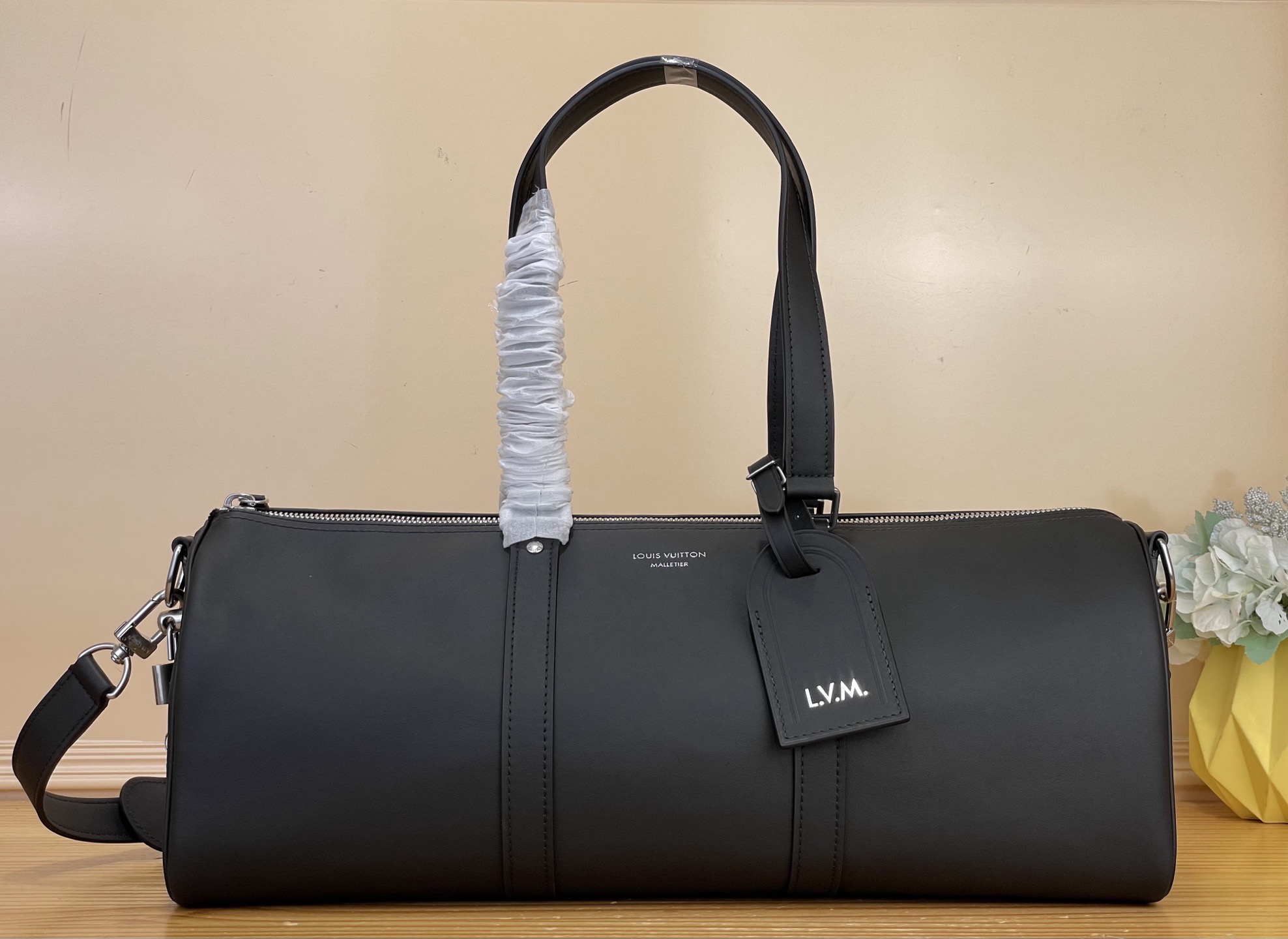 NO:812248,The top original order [NEEDLE handbag] m28000 black/full leather Needle handbag is designed by harrell Williams jm, showing his modern interpretation of the brand's 1966 classic design. The cow leather constructs a simple and loose bag body, with the front and sides referencing the Keeball and Seedy handbag designs respectively, and the flexible handle provides comfortable hand and shoulder carrying experience. Dimensions 46 x 22 x 17 cm 941981000  (length x height x width),,cowhide19860909顶级原单【NEEDLE 手袋】m28000 黑色/全皮 Needle 手袋由 harrell Williams jm倾情设计,展现他对品牌 1966 年经典设计的摩登解读.牛皮革构筑简洁宽松的包身,正面和侧面分别援引 Keeball 与 Seedy 手袋设计,柔韧手柄提供舒适手提和肩背体验. 尺寸46 x 22 x 17 厘米 941981000 (长度 x 高 x 宽),,cowhide,Bag