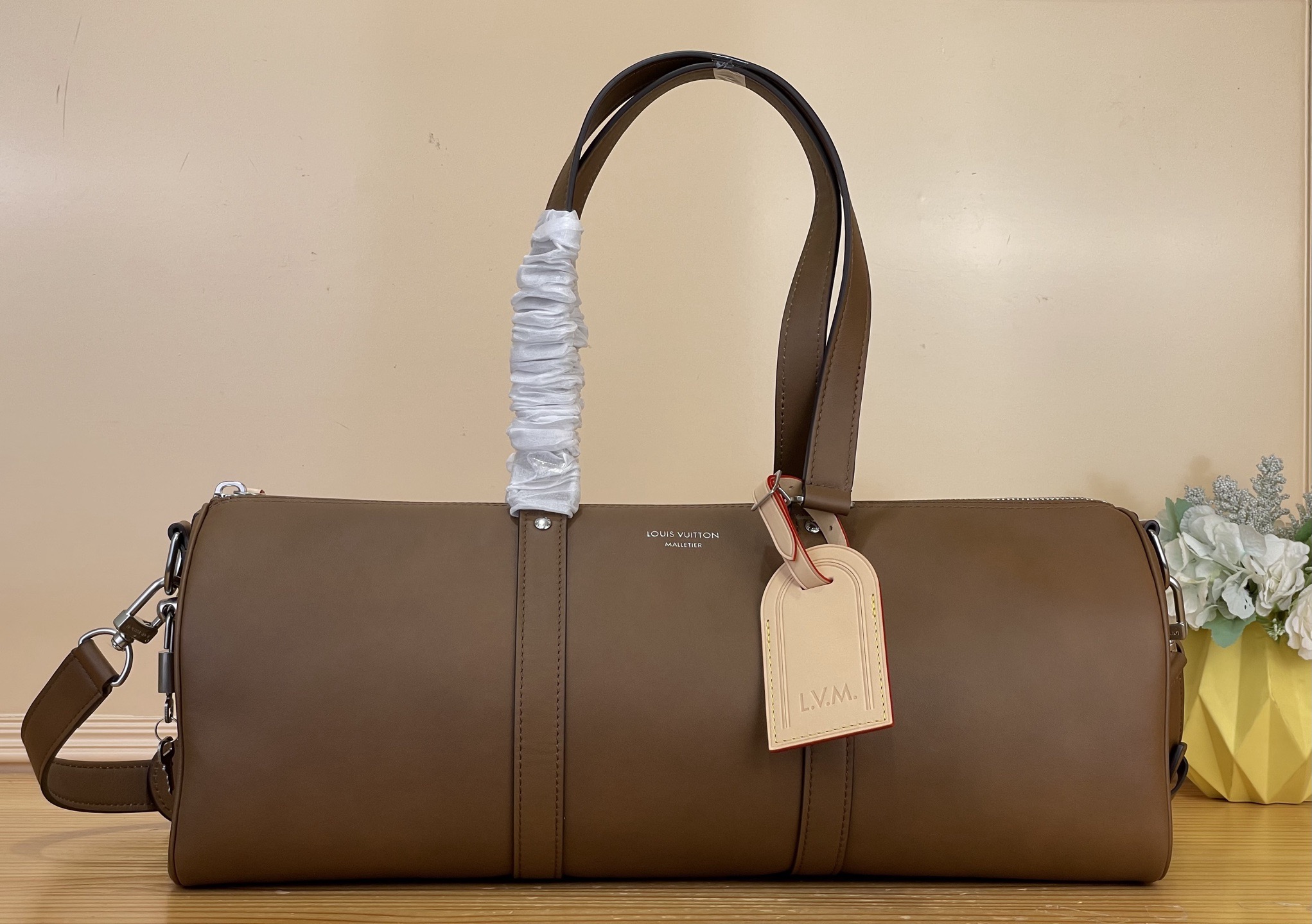 NO:812251,Top original order [NEEDLE handbag] m28000 brown/full leather Needle handbag is designed by harrell Williams jm, showing his modern interpretation of the brand's 1966 classic design.ltThe cowhide leather constructs a simple and loose bag body, the front and side are respectively inspired by the Keeball and Seedy handbag designs, and the flexible handle provides a comfortable hand and shoulder experience. Dimensions 46 x 22 x 17 cm 941981000  (length x height x width),,cowhide19860909顶级原单【NEEDLE 手袋】m28000 棕色/全皮 Needle 手袋由 harrell Williams jm倾情设计,展现他对品牌 1966 年经典设计的摩登解读.lt牛皮革构筑简洁宽松的包身,正面和侧面分别援引 Keeball 与 Seedy 手袋设计,柔韧手柄提供舒适手提和肩背体验. 尺寸46 x 22 x 17 厘米 941981000 (长度 x 高 x 宽),,cowhide,Bag
