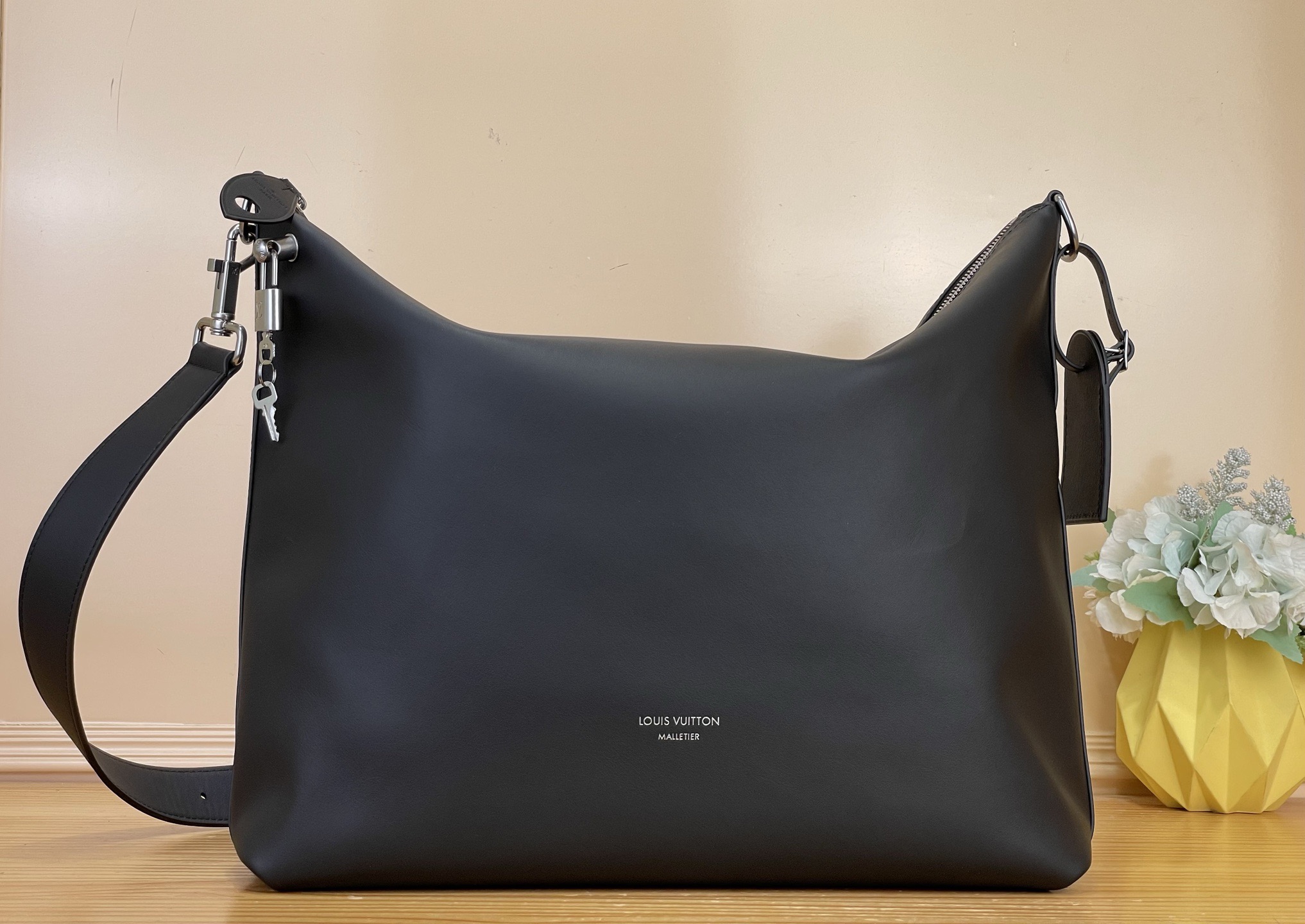 NO:812258,Top original order [VAGABOND HOBO handbag] m28392 black/full leather This Vagabond Hobo jm handbag has the soft texture of tanned leather. It can be worn on the shoulder or cross-body comfortably by attaching the adjustable fabric shoulder strap. The interior presents LV Blason jacquard texture, inscribed metal parts, padlocks and zippers to highlight the sophisticated atmosphere, and the leather brand completes the details. Size 48 x 38 x 14  cm.951981000 (length x height x width),,louis vuitton19860909顶级原单【VAGABOND HOBO 手袋】 m28392 黑色/全皮 本款 Vagabond Hobo jm手袋拥有鞣制皮革的柔软质感,系上可调节织物肩带即可实现舒适肩背或斜挎.内里呈现 LV Blason 提花织纹,铭纹金属件、挂锁和拉链彰显考究气息,皮革名牌完善细节. 尺寸48 x 38 x 14 厘米.951981000 (长度 x 高 x 宽),,louis vuitton,Bag