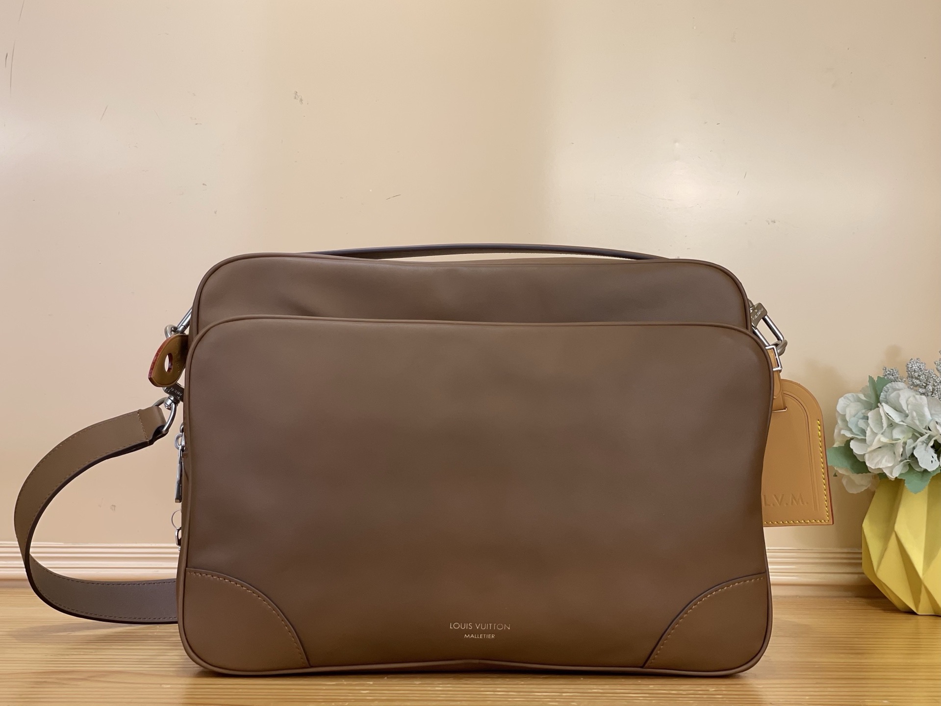 NO:812267,Top Original [Nil XL Messenger Bag] M27999 Brown (Full Leather) Made of soft natural leather, it stands out with its wide, structured silhouette. The interior is lined with LVBlason jm jacquard textile, and the spacious interior can easily accommodate a laptop, documents and daily necessities. NiXL features a detachable and adjustable strap, providing a variety of carrying options. Size 37x26x19 cm  98121050,,louis vuitton19860909顶级原单【Nil XL 邮差包手袋】M27999 棕色（全皮） 由柔软的天然操制皮革制成,以其宽大、结构化的轮廓脱颖而出.内部采用LVBlason jm提花纺织品内衬,sj宽敞的内部空间可轻松容纳笔记本电脑、文件和日常必需品.NiXL采用可拆卸、可调节的表带,提供多种携带择. 尺寸 37x26x19厘米 98121050,,louis vuitton,Bag