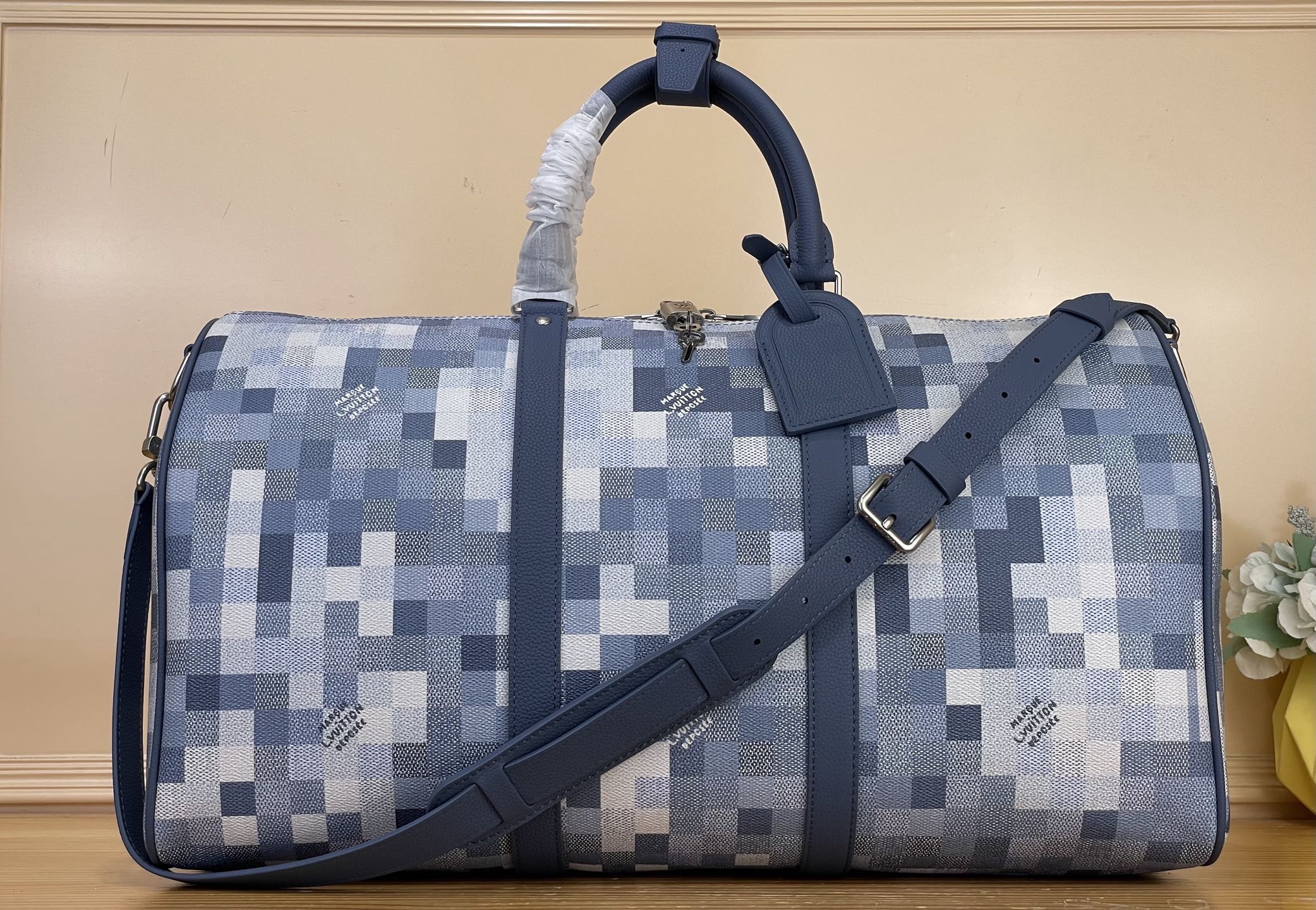 NO:812426,Top original order [KEEALL BANDOULIRE 50 travel bag] m28842 blue/mosaic This Keeall Bandoulière 50 travel bag is made of Damoflage hx coated canvas, reshaping the Damier plaid in a pixelated camouflage style, embellished with the Marque L. Vuitton Déosée logo. The fabric lining and zipper inner pocket create a carry-on size. Size 50 x 29 x  23 cm 8319095 (length x height x width),19860909顶级原单【KEEALL BANDOULIRE 50 旅行袋】 m28842 蓝色/马赛克 本款 Keeall Bandoulière 50 旅行袋采用 Damoflage hx涂层帆布,以像素化迷彩风格重塑 Damier 格纹,其间点缀 Marque L. Vuitton Déosée 标识.织物内衬和拉链内袋共筑随身上机尺寸. 尺寸50 x 29 x 23 cm 8319095 (长度 x 高 x 宽),,Bag