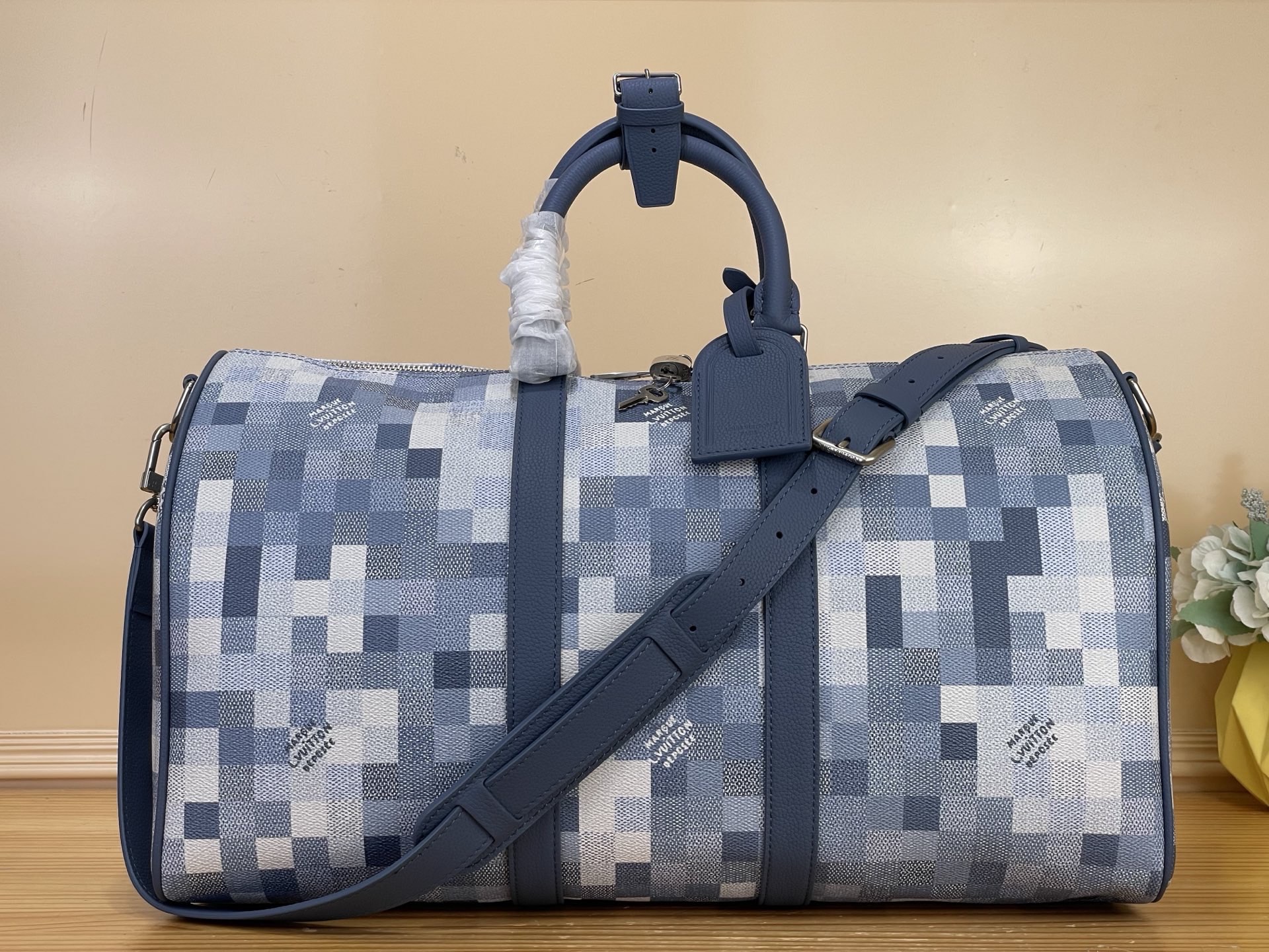 NO:812428,Top original order [KEEALL BANDOULIRE 45 travel bag] m29601 blue/mosaic This Keeall Bandoulière 45 travel bag is made of Damoflage hx coated canvas, reshaping the Damier plaid in a pixelated camouflage style, embellished with the Marque L. Vuitton Déosée logo. The fabric lining and zipper inner pocket create a carry-on size. Dimensions 45 x 27 x  20 cm 8310095 (length x height x width),19860909顶级原单【KEEALL BANDOULIRE 45 旅行袋】 m29601 蓝色/马赛克 本款 Keeall Bandoulière 45 旅行袋采用 Damoflage hx涂层帆布,以像素化迷彩风格重塑 Damier 格纹,其间点缀 Marque L. Vuitton Déosée 标识.织物内衬和拉链内袋共筑随身上机尺寸. 尺寸45 x 27 x 20 厘米 8310095 (长度 x 高 x 宽),,Bag