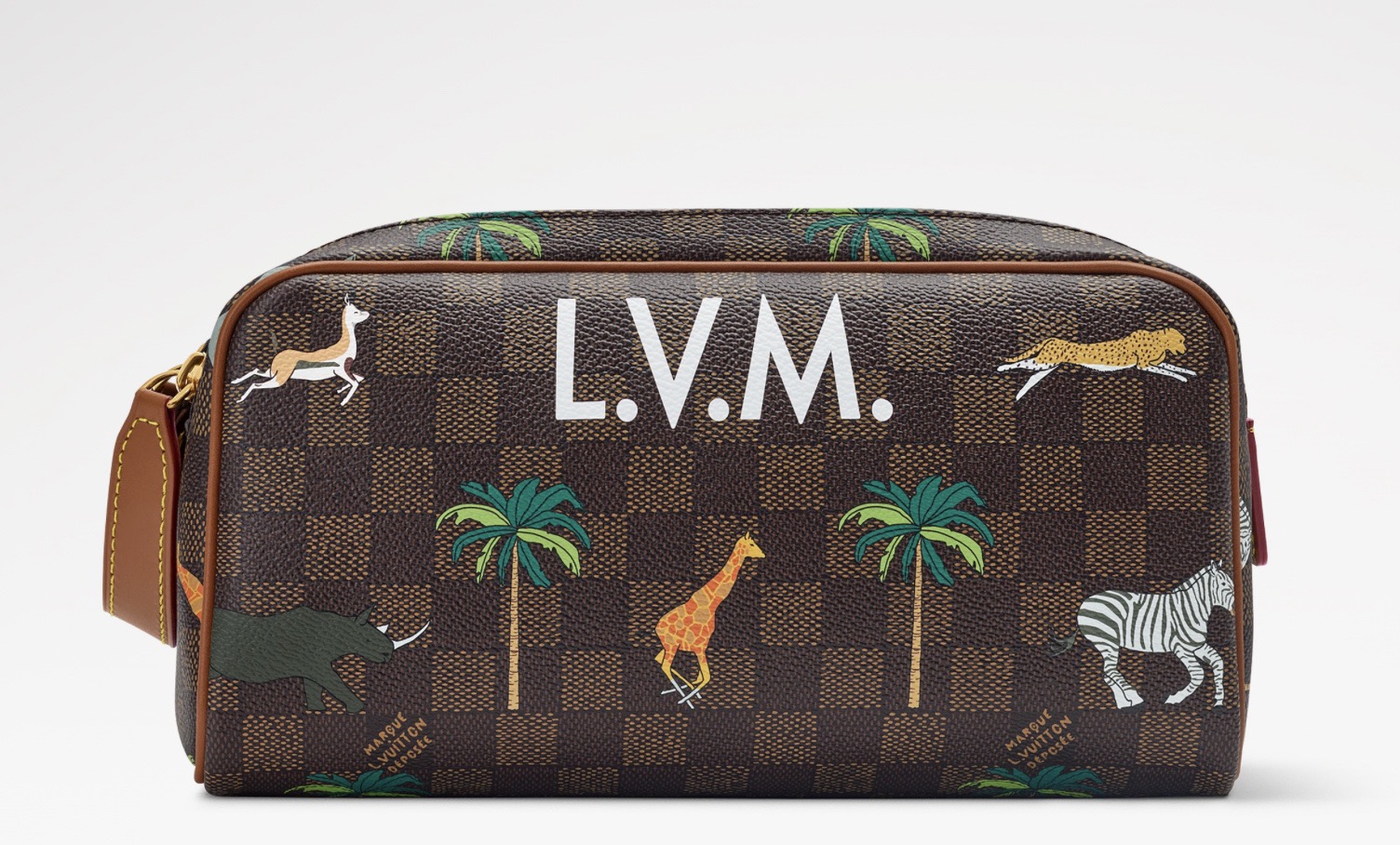 NO:812294,Top original order [DO KIT Toilet Bag] N40889 Cage/Palm Tree This Do Kit Toilet Bag comes from the LV x The Darjeeling Limited 18 series. It is made of Damier Ebene Heritage canvas embellished with wild animals and eye-catching LV letters. The deep savanna pattern is surrounded by leather trim. The double zipper and leather handle are designed for easy access to toiletries. Size 28 x 15 x 16.5 cm  3614045 (length x height x width),,louis vuitton19860909顶级原单【DO KIT 盥洗袋】N40889 咖格/棕榈树 本款 Do Kit 盥洗袋出自 LV x The Darjeeling Limited 18系列,为 Damier Ebene Heritage 帆布点缀野生动物与瞩目 LV 字母.深邃大草原图案四周环绕皮革镶边.双拉链与皮革手柄设计便于取放洗漱用品. 尺寸28 x 15 x 16.5 厘米 3614045 (长度 x 高 x 宽),,louis vuitton,Bag