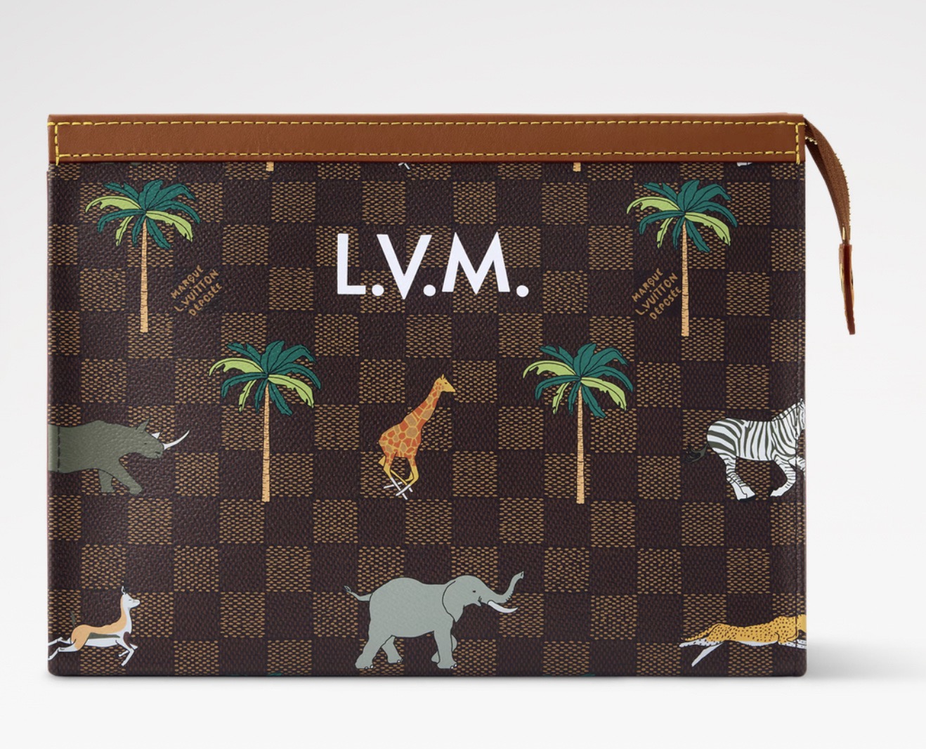 NO:812296,Top original item [ochette Voyage MM x The Darjeeling Limited] N40897 Gage/Palm Tree As part of the LV x The Darjeeling Limited collection, the ochette Voyage MM is made from Damier Ebene Heritage 18 coated canvas, decorated with giraffes, rhinos and palm trees. The dark canvas and brown leather trim make the illustrations stand out. The zippered main compartment and magnetic back pockets add to the everyday practicality. Size  26×20×5cm.3415048,,louis vuitton19860909顶级原单【ochette Voyage MM x The Darjeeling Limited】 N40897 咖格/棕榈树 作为LV x The Darjeeling Limited系列的一部分,ochette Voyage MM由Damier Ebene Heritage 18涂层帆布制成,用长颈鹿、犀牛和棕榈树装饰.深色的帆布和棕色皮革装饰使插图更加突出.拉链主隔间和磁性后袋增加了日常实用性. 尺寸 26×20×5cm.3415048,,louis vuitton,Bag