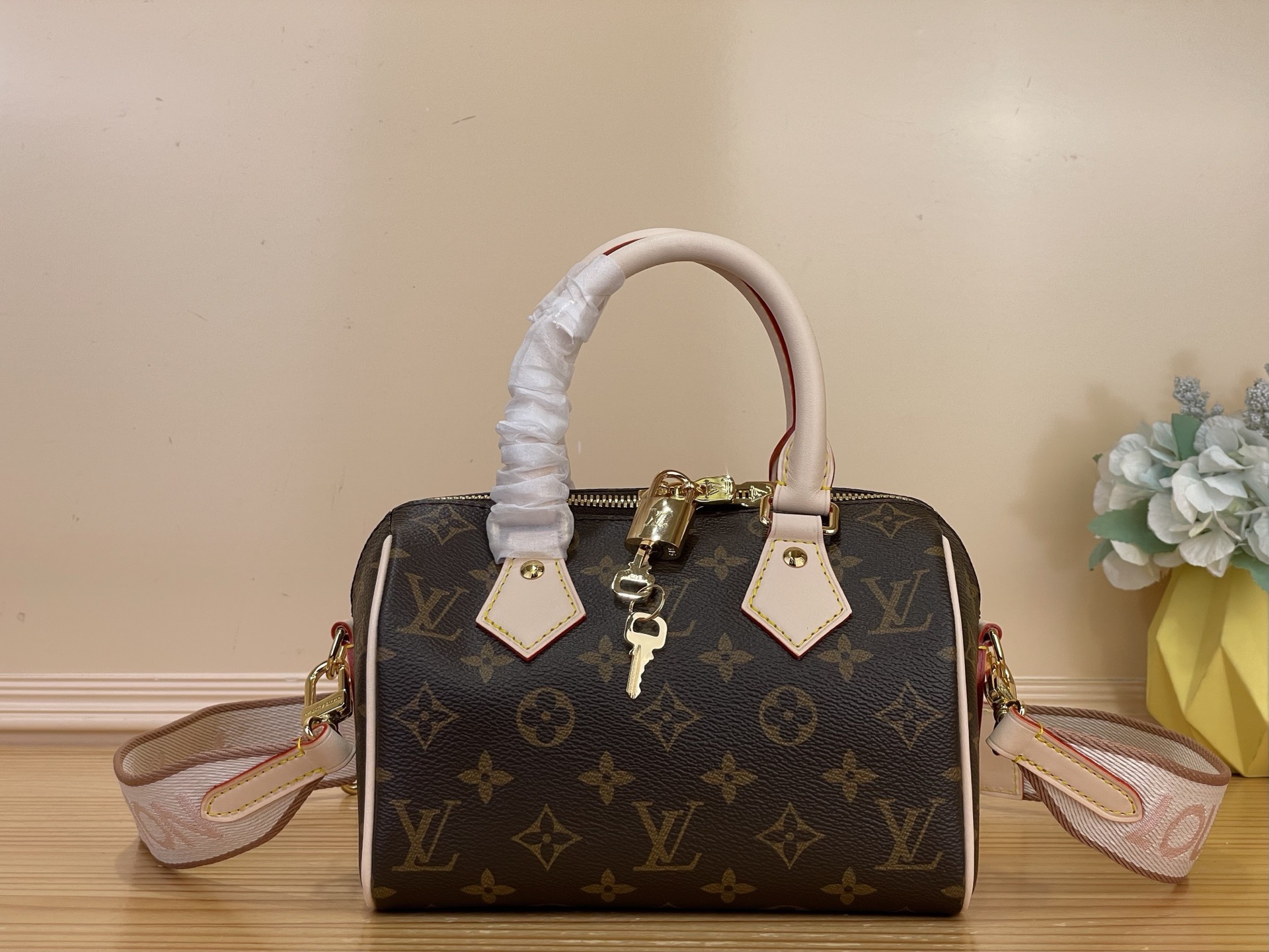 NO:812356,Top original order [SEEDY BANDOULIRE 20 handbag] m46234 black m46222 apricot This Seedy Bandoulière 20 handbag condenses the brand's traditional Seedy xh travel bag design, which is made of Monogram canvas with fabric lining and cowhide leather trim. The detachable and adjustable wide fabric shoulder strap shows the Louis Vuitton logo texture, and the rolled leather handle adds a carrying method. Size 13.5 x 12  x 20.5 cm 5516052.. (height x width x length),,louis vuitton,cowhide19860909顶级原单【SEEDY BANDOULIRE 20 手袋】 m46234 黑色 m46222 杏色 本款 Seedy Bandoulière 20 手袋浓缩品牌传统 Seedy xh旅行袋设计,为 Monogram 帆布搭配织物内衬和牛皮革饰边.可拆卸并调节的宽幅织物肩带呈现路易威登标识织纹,轧制皮革手柄再添背携方式. 尺寸13.5 x 12 x 20.5 厘米 5516052.. (高 x 宽 x 长度),,louis vuitton,cowhide,Bag