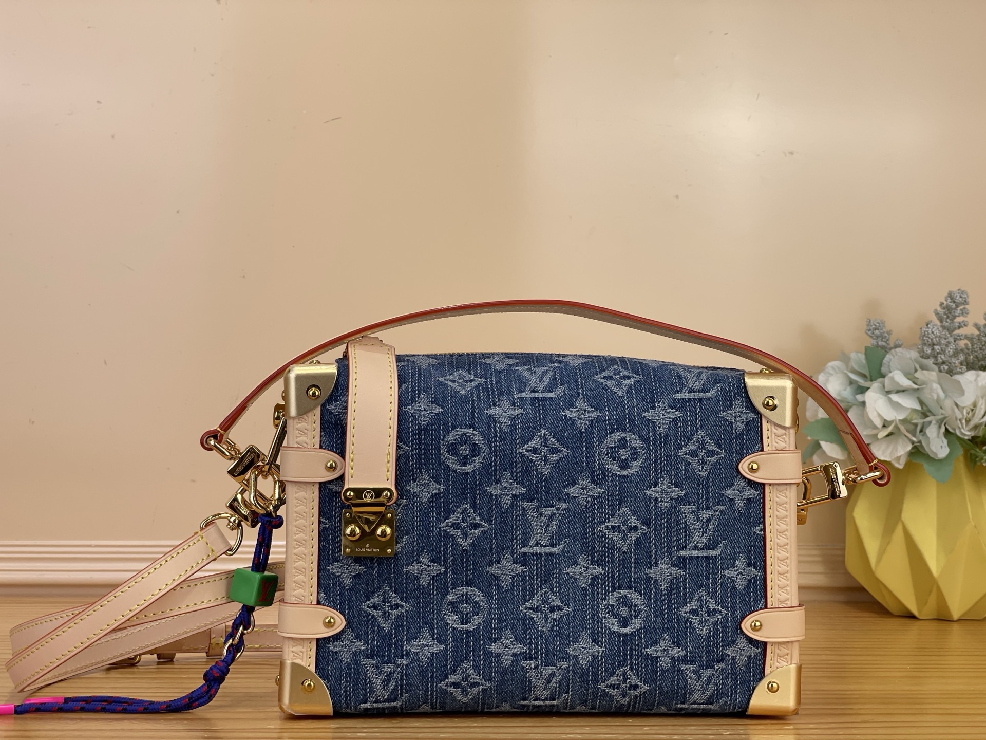 NO:812360,Top original order [Side Trunk Medium Handbag] M27450 Blue (denim denim) The original design is to pay tribute to Louis Vuitton's trunk-making tradition. This Denim Rendez-Vous xl version inherits the classic elements and adds a modern style. The body of the bag is covered with the brand's iconic Monogram pattern, supplemented by smooth leather trimming, embellished with removable colorful charms. The S-lock xh lock buckle is the most versatile design, and the internal space can store daily needs. Size  23.5 x 16 x 8.5 cm 6817065…,,louis vuitton19860909顶级原单【Side Trunk 中号手袋】M27450 蓝色（丹宁牛仔） 设计初衷意在致敬路易威登制箱传统.此 Denim Rendez-Vous xl版本承袭经典元素,添注现代格调.包身铺陈品牌标志性 Monogram 图案,辅以光滑皮革饰边,点缀可拆卸绚彩挂饰.S-lock xh锁扣点睛百搭设计,内部空间可收纳日常所需. 尺寸 23.5 x 16 x 8.5 厘米 6817065…,,louis vuitton,Bag