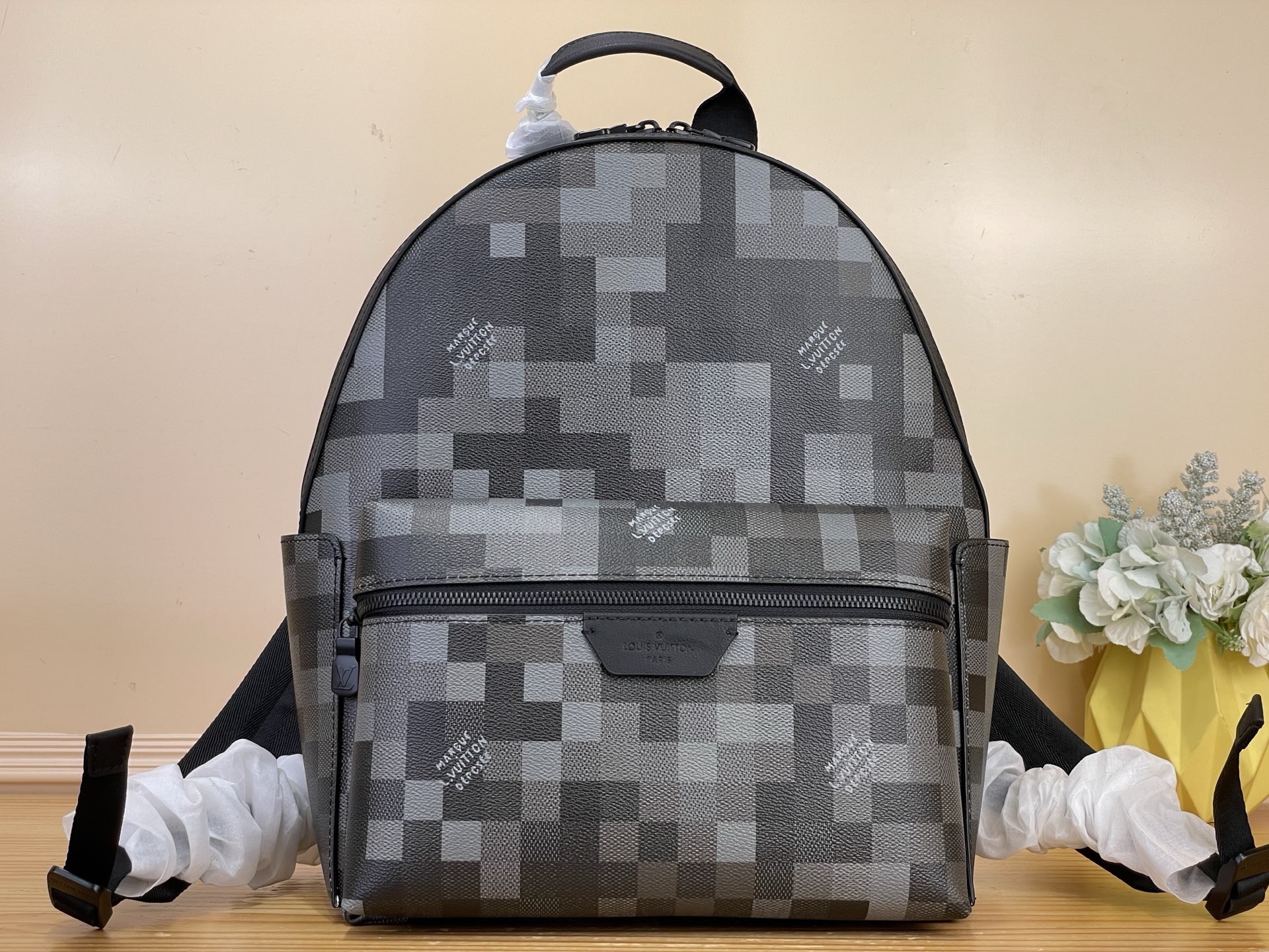 NO:812443,Top original item [DISCOVERY small backpack] m28789 black/mosaic This Discovery small backpack is made of Damoflage canvas - harrell Williams cc reinterprets Damier with delicate pixelation techniques  Checkerboard pattern is what makes this material. Compact and small size design, still practical and functional. External zippered front pocket and open side pockets allow easy access to belongings. Multiple built-in pockets for organized storage, including a padded inner pocket that can accommodate a 14-inch laptop. Dimensions: 31 x 42 x 17 cm. 5816065 (Length x Height x Width),19860909顶级原单【DISCOVERY 小号双肩包】 m28789 黑色/马赛克 本款 Discovery 小号双肩包取材 Damoflage 帆布——harrell Williams cc以细腻像素化手法重释 Damier 棋盘格,成就此材质.精巧小号尺寸设计,依然不失实用功能.外部拉链前袋及开放式侧袋便于轻松取用随身物品.内置多个口袋实现有序收纳,其中加衬内袋可容纳 14 寸笔记本电脑. 尺寸31 x 42 x 17 厘米.5816065 (长度 x 高 x 宽),,Bag