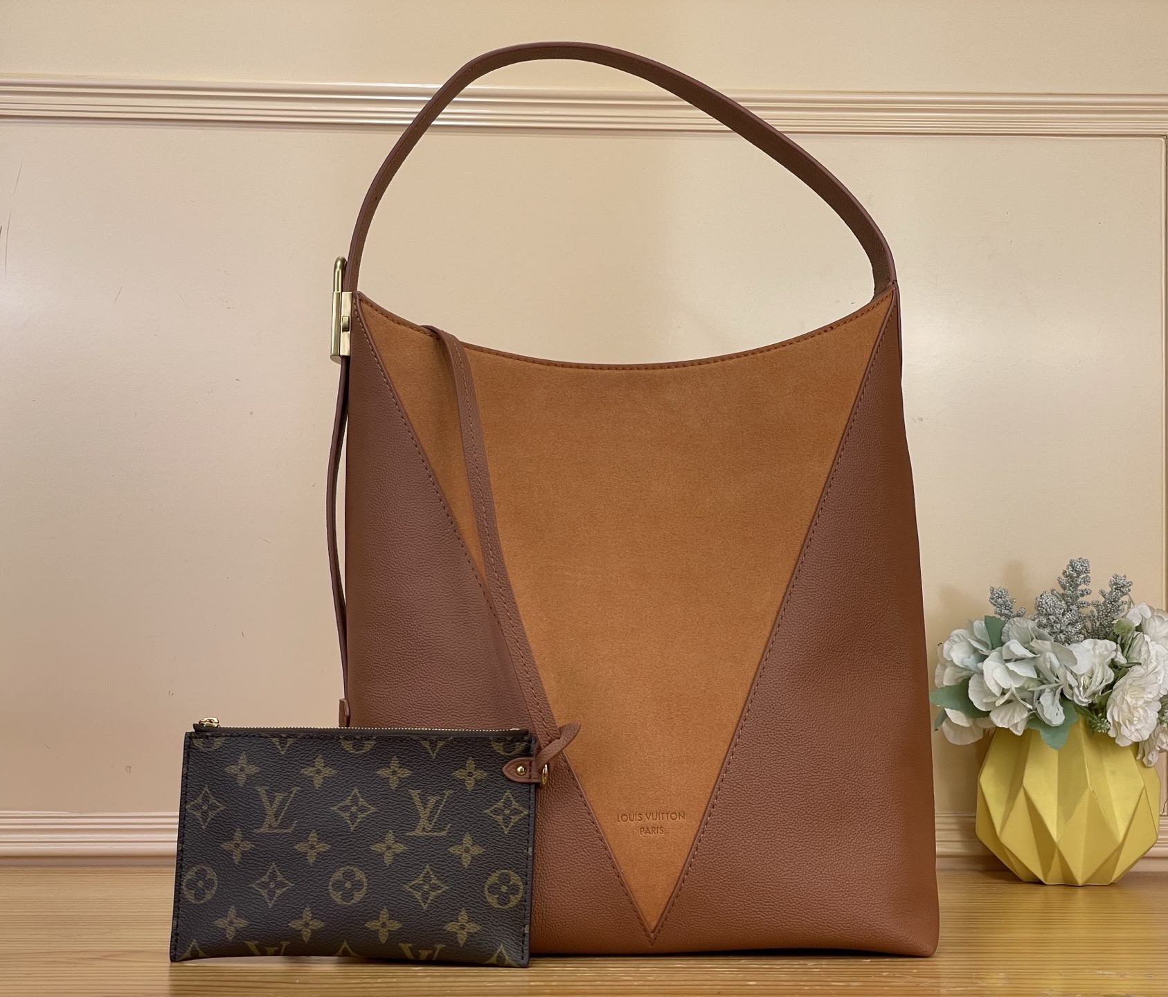 NO:812303,Top original order [HOBO medium handbag] m29144 military green m29156 brown Flight Mode series renovates the classic V-shaped finish Hobo medium handbag, reminiscent of the personalized Gaston Louis Vuitton Ys trolley case. Timeless color dyed cow leather and suede body, cleverly matched with metal parts, full of elegant texture. Plenty of space to easily store laptops, notebooks and other daily needs. Size 31 x 35 x  18 cm 8919095 (length x height x width),,louis vuitton,cowhide19860909顶级原单【HOBO 中号手袋】 m29144 军绿色 m29156 棕色 Flight Mode 系列焕新呈现经典 V 形饰面 Hobo 中号手袋,引人联想个性化 Gaston Louis Vuitton Ys拉杆箱.隽永色彩晕染牛皮革与绒面革包身,巧搭金属件,尽显优雅质感.充裕空间轻松收纳笔记本电脑、笔记本等日常所需. 尺寸31 x 35 x 18 厘米 8919095 (长度 x 高 x 宽),,louis vuitton,cowhide,Bag