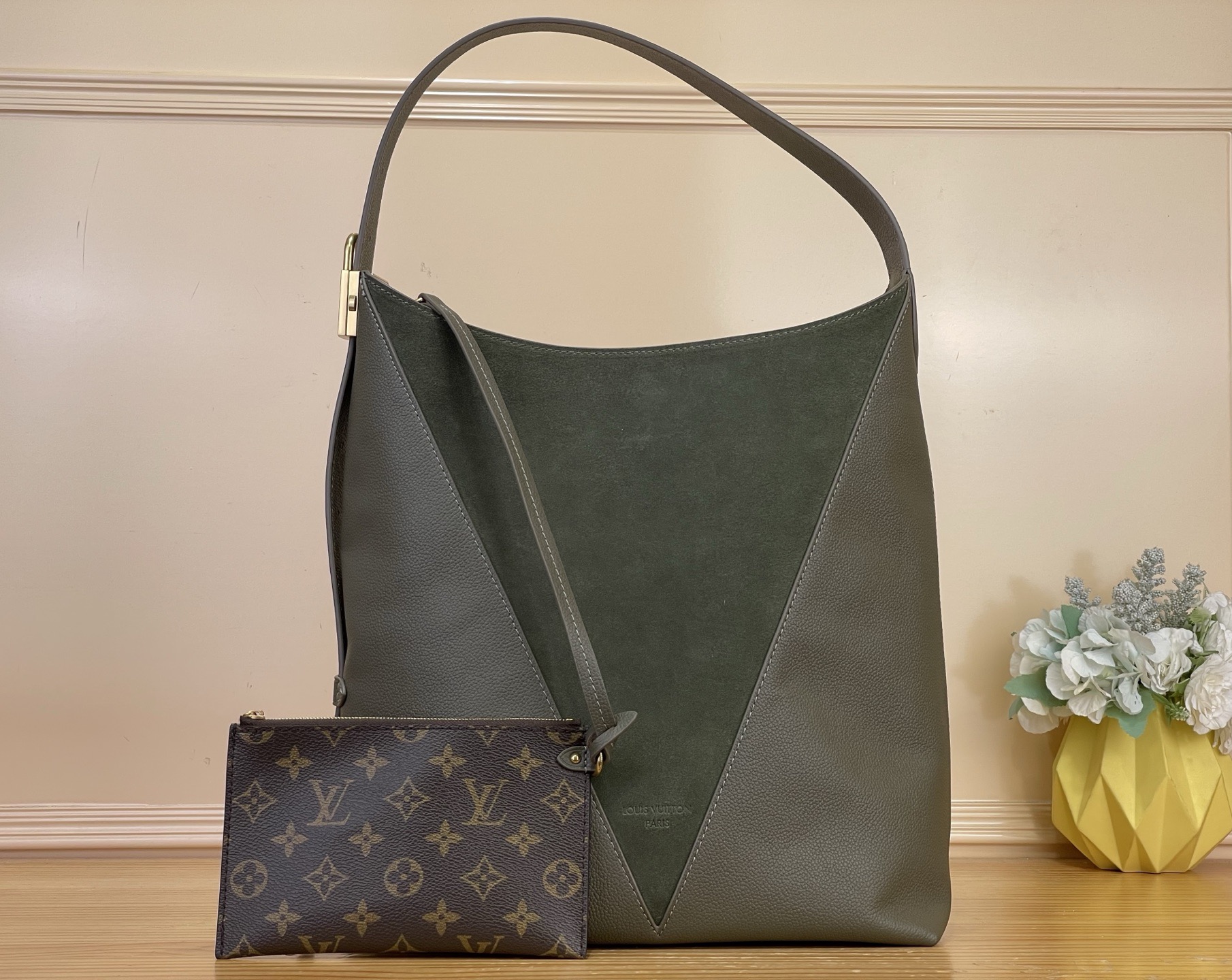NO:812298,Top original order [HOBO medium handbag] m29144 military green m29156 brown Flight Mode series renovates the classic V-shaped finish Hobo medium handbag, reminiscent of the personalized Gaston Louis Vuitton ys trolley case. The timeless color dyed cow leather and suede body, cleverly matched with metal parts, show an elegant texture. Plenty of space to easily store laptops, notebooks and other daily needs. Size 31 x 35 x  18 cm 8919095 (length x height x width),,louis vuitton,cowhide19860909顶级原单【HOBO 中号手袋】 m29144 军绿色 m29156 棕色 Flight Mode 系列焕新呈现经典 V 形饰面 Hobo 中号手袋,引人联想个性化 Gaston Louis Vuitton ys拉杆箱.隽永色彩晕染牛皮革与绒面革包身,巧搭金属件,尽显优雅质感.充裕空间轻松收纳笔记本电脑、笔记本等日常所需. 尺寸31 x 35 x 18 厘米 8919095 (长度 x 高 x 宽),,louis vuitton,cowhide,Bag