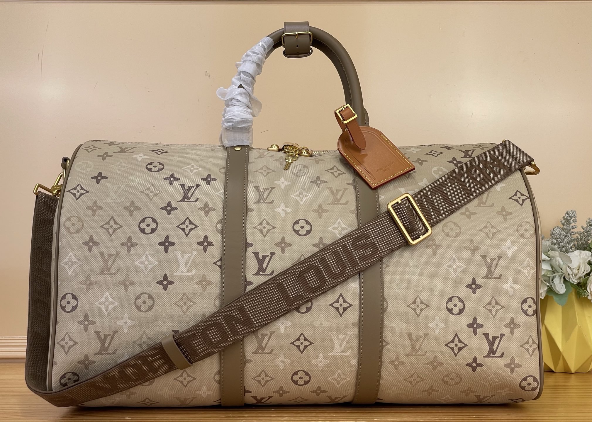 NO:812307,Top original order [KEEALL BANDOULIRE 50 travel bag] m29159 Apricot/Gradient silk screen This Keeall Bandoulière 50 travel bag is made of Monogram Surlus hx canvas, with a trompe l'oeil weaving effect to present an eye-catching style. The cow leather trim, top handle and leather nameplate follow the same tone, and the detachable and adjustable fabric shoulder strap once again creates a color echo. Dimensions 50 x 29 x 23 cm  8219085 (length x height x width),,cowhide19860909顶级原单【KEEALL BANDOULIRE 50 旅行袋】 m29159 杏色/渐变丝印 本款 Keeall Bandoulière 50 旅行袋采用 Monogram Surlus hx帆布,以错视编织效果呈现瞩目格调.牛皮革饰边、顶部手柄和皮革名牌承袭一致色调,可拆卸并调节的织物肩带再度形成色彩呼应. 尺寸50 x 29 x 23 厘米 8219085 (长度 x 高 x 宽),,cowhide,Bag