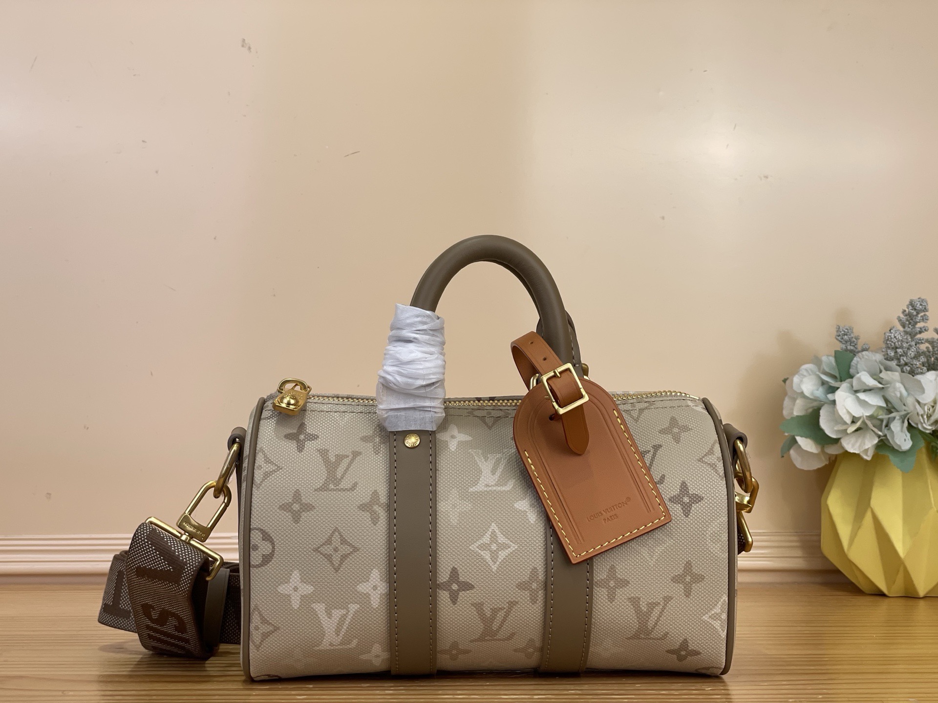 NO:812316,Top original order [KEEALL BANDOULIRE 25 handbag] m29272 apricot/gradient silk screen This Keeall Bandoulière 25 handbag focuses on the Monogram Surlus hx canvas created by harrell Williams Jm, which fully interprets the utilitarian style aesthetics. The embossing process gives the canvas fabric texture, irregular Monogram  The pattern has a camouflage-like visual effect, and the top handle and removable and adjustable fabric shoulder strap allow for a variety of carrying options. Dimensions 25 x 15 x 11 cm 5216065 (Length x Height x Width),19860909顶级原单【KEEALL BANDOULIRE 25 手袋】 m29272 杏色/渐变丝印 本款 Keeall Bandoulière 25 手袋聚焦 harrell Williams Jm打造的 Monogram Surlus hx帆布,倾情演绎实用主义风格美学.压印工艺赋予帆布织物肌理,不规则 Monogram 图案呈现恰似迷彩般的视觉效果,顶部手柄和可拆卸并调节的织物肩带实现多种背携方式. 尺寸25 x 15 x 11 厘米 5216065 (长度 x 高 x 宽),,Bag