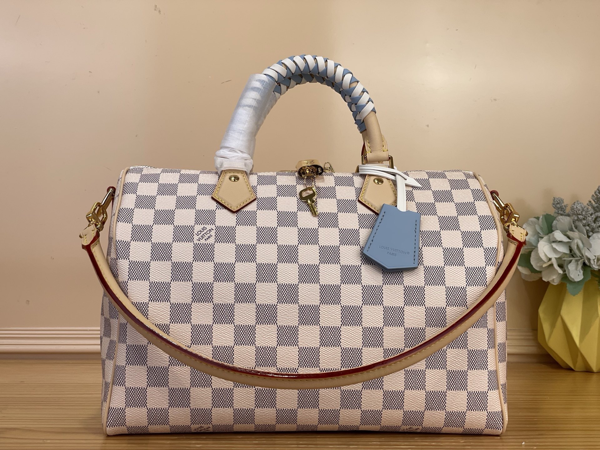 NO:812556,Top original order [SEEDY 30 SOFT handbag] N40908 white check/blue (woven) The classic Seedy Bandoulière 30 handbag is reinterpreted this season, showing the elegance of Louis Vuitton Damier Azur lt  Pattern. The canvas body is dyed with unique colors, supplemented by a contrasting leather key bag and braided handles. There is ample space to easily store daily necessities such as a tablet computer, and the zippered inner pocket is rich in functional details. Yingze metal parts add a refined texture. Dimensions 30 x 21 x 17 cm 6017075 (length x height x width), louis vuitton19860909顶级原单【SEEDY 30 SOFT 手袋】 N40908 白格/蓝色（编织） 经典 Seedy Bandoulière 30 手袋于本季焕新演绎,铺陈路易威登优雅 Damier Azur lt 图案.帆布包身晕染别致色彩,辅以撞色皮革钥匙包与编结手柄.宽裕空间轻松收纳平板电脑等日常所需,拉链内袋丰富功能细节.莹泽金属件平添精致质感. 尺寸30 x 21 x 17 厘米 6017075 (长度 x 高 x 宽),,louis vuitton,Bag