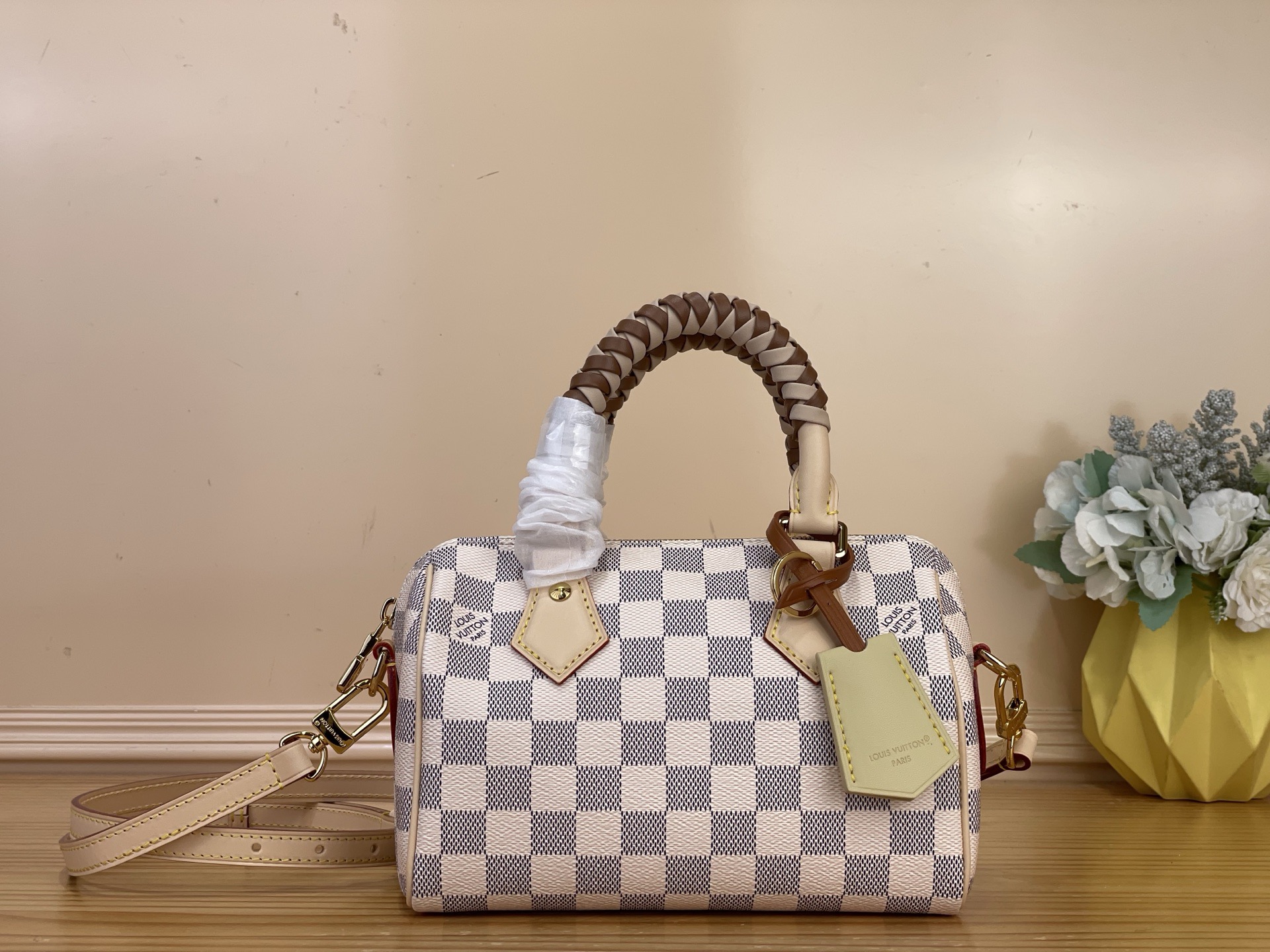 NO:812520,Top Original [Seedy Bandoulière 20 Handbag] N40950 White Check/Apricot (Woven) This Seedy Bandoulière 20 js is defined by the woven details on each handle, adding a unique finish to the classic design. It is made of canvas with Damier by House  Azur signature pattern and features contrasting banana yellow leather trim including a removable keybell. The elegant style is adorned with a gold LV padlock and can be worn with or without the shoulder strap. Dimensions 13.5 x 12 x 20.5 cm 5216065 (H x W x Length), Louis Vuitton19860909顶级原单【Seedy Bandoulière 20手袋】N40950 白格/ 杏色（编织） 这款Seedy Bandoulière 20 js由每个手柄上的编织细节定义,为经典设计增添了独特的饰面.它由帆布制成,带有House的Damier Azur签名图案,并具有对比鲜明的香蕉黄色皮革装饰,包括一个可拆卸的键铃.优雅的风格装饰着金色的LV挂锁,可以搭配或不搭配肩带. 尺寸13.5 x 12 x 20.5 厘米 5216065 (高 x 宽 x 长度),,louis vuitton,Bag