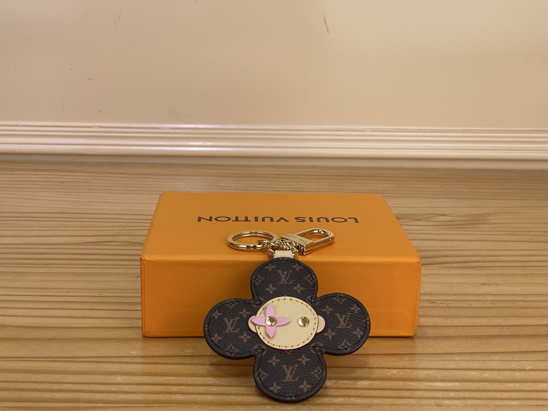 NO:812370,Top original order [VIVIENNE HEAD MONOGRAM MIRROR Keychain] Sunflower/Pink Vivienne Head Monogram Mirror ms bag ornaments and keychain reinterpret the brand's classic elements with soft and graceful brushwork, giving a mirror effect. Monogram leather petals surround Vivienne's face, which can easily light up the handbag or keychain.1712026,,keychain19860909顶级原单【VIVIENNE HEAD MONOGRAM MIRROR 钥匙扣】太阳花/粉色 Vivienne Head Monogram Mirror ms包饰与钥匙扣以柔婉笔触重绎品牌经典元素,令镜面效果 Monogram 皮革花瓣环绕 Vivienne 脸庞,可轻松点亮手袋或钥匙串.1712026,,keychain,Bag