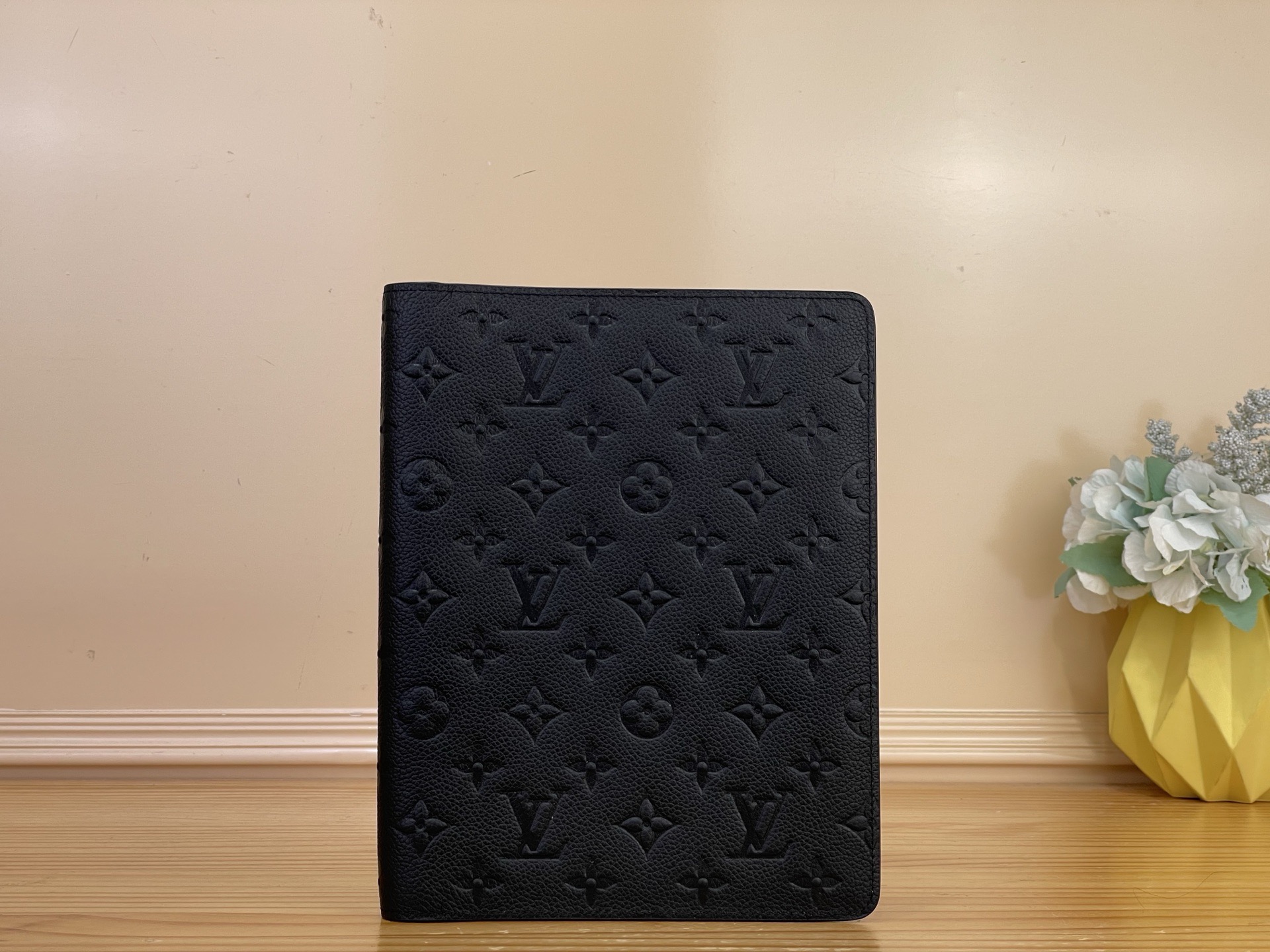 NO:812359,Top Original [Desktop Notepad Cover] R20100 Black/Embossed Suitable for desktops, this elegant and spacious notepad cover is made of Monogram 18 canvas and can easily accommodate A5 note paper and small paper, and can also add an address and phone book. Dimensions 18.5 x 23 x 3 cm. 2913036 (length x height x width),19860909顶级原单【桌面记事本封面】R20100 黑色/压花 适用于桌面,此优雅宽敞的记事本封套以Monogram 18帆布制造,轻易容纳A5笔记纸及小型纸张,另可加上地址电话册. 尺寸18.5 x 23 x 3 厘米.2913036 (长度 x 高 x 宽),,Bag