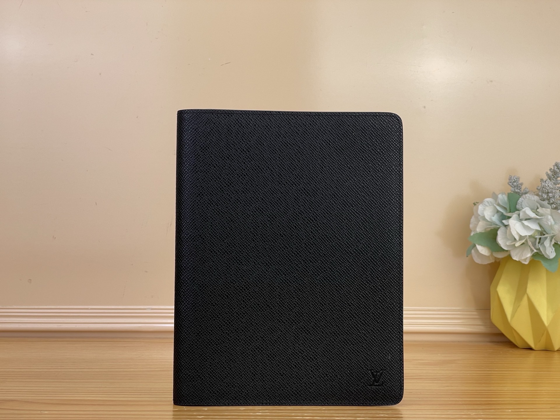 NO:812361,Top original order [Desktop notepad cover] R20100 black/lichee pattern Suitable for desktops, this elegant and spacious notepad cover is made of Monogram 18 canvas, which can easily accommodate A5 note paper and small paper, and can also add an address and phone book. Dimensions 18.5 x 23 x 3 cm. 2513036 (length x height x width),19860909顶级原单【桌面记事本封面】R20100 黑色/荔枝纹 适用于桌面,此优雅宽敞的记事本封套以Monogram 18帆布制造,轻易容纳A5笔记纸及小型纸张,另可加上地址电话册. 尺寸18.5 x 23 x 3 厘米.2513036 (长度 x 高 x 宽),,Bag