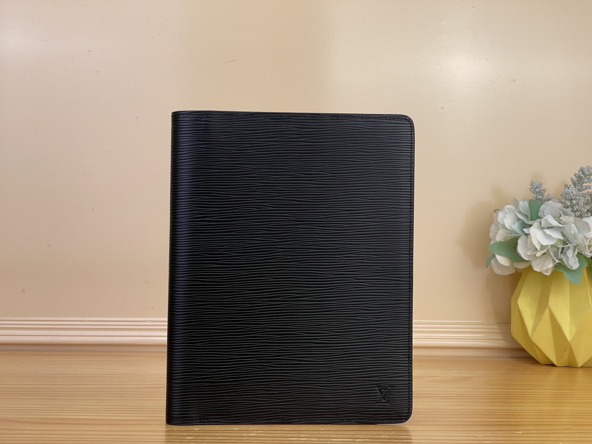 NO:812363,Top Original [Desktop Notepad Cover] R20100 Black/Water Corrugated Suitable for desktops, this elegant and spacious notepad cover is made of Monogram 18 canvas and can easily accommodate A5 note paper and small paper, and can also add an address and phone book. Dimensions 18.5 x 23 x 3 cm. 2513036 (length x height x width),19860909顶级原单【桌面记事本封面】R20100 黑色/水波纹 适用于桌面,此优雅宽敞的记事本封套以Monogram 18帆布制造,轻易容纳A5笔记纸及小型纸张,另可加上地址电话册. 尺寸18.5 x 23 x 3 厘米.2513036 (长度 x 高 x 宽),,Bag