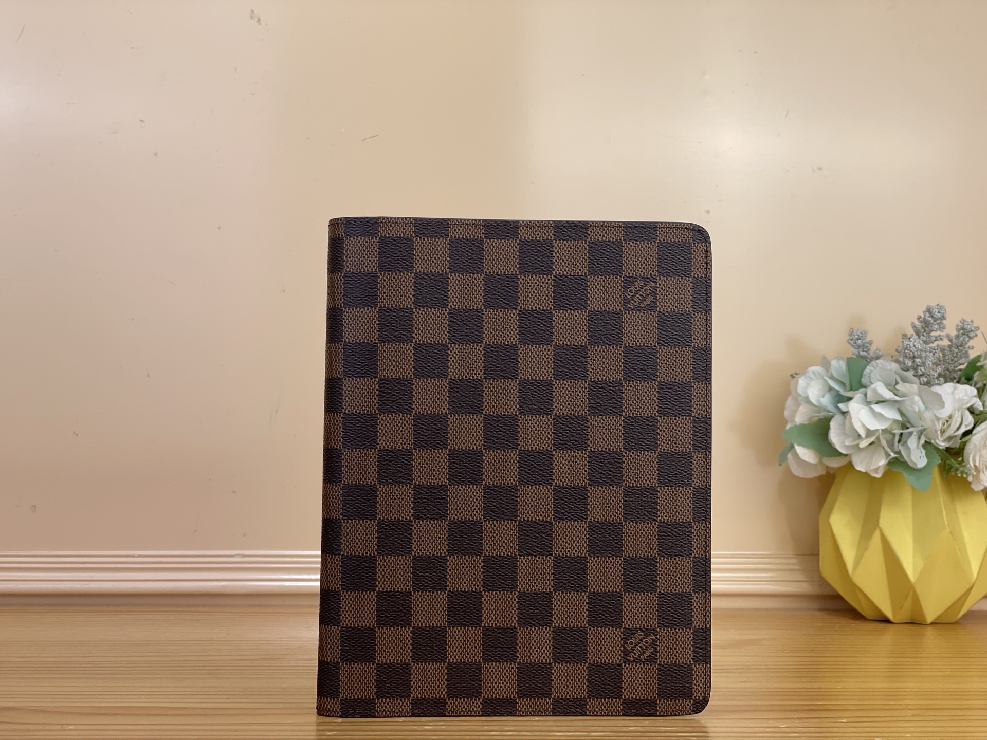 NO:812364,Top Original [Desktop Notepad Cover] R20100 Coffee Grid Suitable for desktops, this elegant and spacious notepad cover is made of Monogram 18 canvas and can easily accommodate A5 note paper and small paper, and can also add an address and phone book. Dimensions 18.5 x 23 x 3 cm. 2313036 (length x height x width),19860909顶级原单【桌面记事本封面】R20100 咖格 适用于桌面,此优雅宽敞的记事本封套以Monogram 18帆布制造,轻易容纳A5笔记纸及小型纸张,另可加上地址电话册. 尺寸18.5 x 23 x 3 厘米.2313036 (长度 x 高 x 宽),,Bag