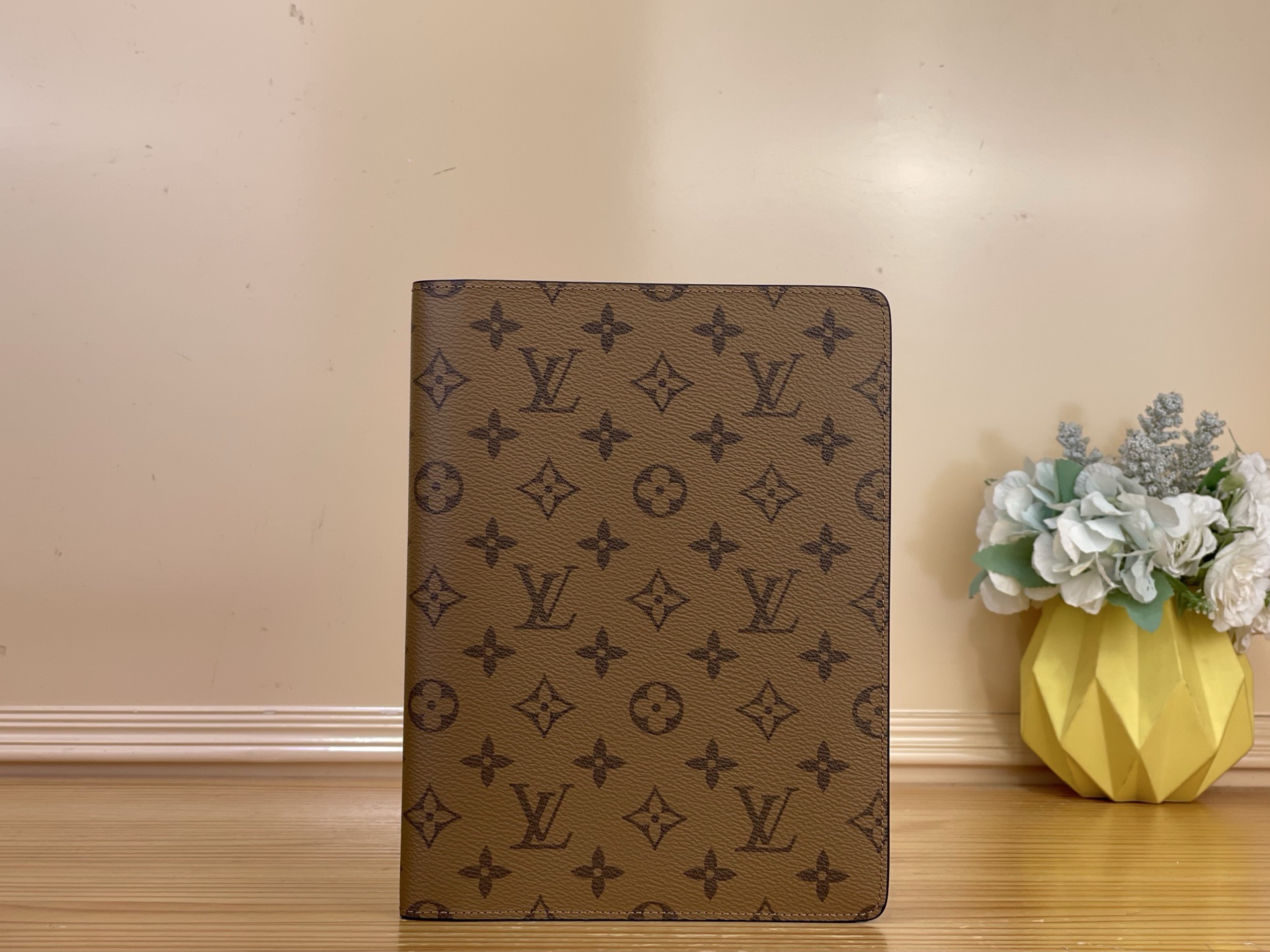 NO:812365,Top Original [Desktop Notepad Cover] R20100 Yellow Flower Suitable for desktops, this elegant and spacious notepad cover is made of Monogram canvas and can easily accommodate A5 note paper and small paper, and can also add an address and phone book. Dimensions 18.5 x 23 x 3 cm. 2313036 (length x height x width),19860909顶级原单【桌面记事本封面】R20100 黄花 适用于桌面,此优雅宽敞的记事本封套以Monogram帆布制造,轻易容纳A5笔记纸及小型纸张,另可加上地址电话册. 尺寸18.5 x 23 x 3 厘米.2313036 (长度 x 高 x 宽),,Bag