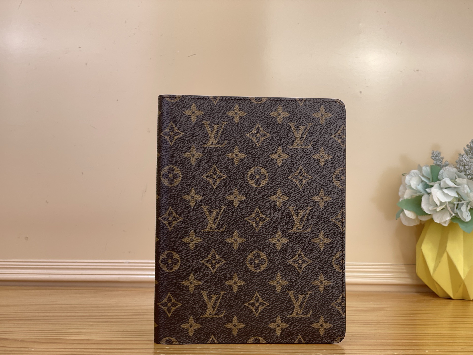 NO:812366,Top Original [Desktop Notepad Cover] R20100 Presbyopia Suitable for desktop use, this elegant and spacious notepad cover is made of Monogram 18 canvas and can easily accommodate A5 note paper and small paper, and can also add an address and phone book. Dimensions: 18.5 x 23 x 3 cm. 2313036 (length x height x width),19860909顶级原单【桌面记事本封面】R20100 老花 适用于桌面,此优雅宽敞的记事本封套以Monogram 18帆布制造,轻易容纳A5笔记纸及小型纸张,另可加上地址电话册. 尺寸18.5 x 23 x 3 厘米.2313036 (长度 x 高 x 宽),,Bag