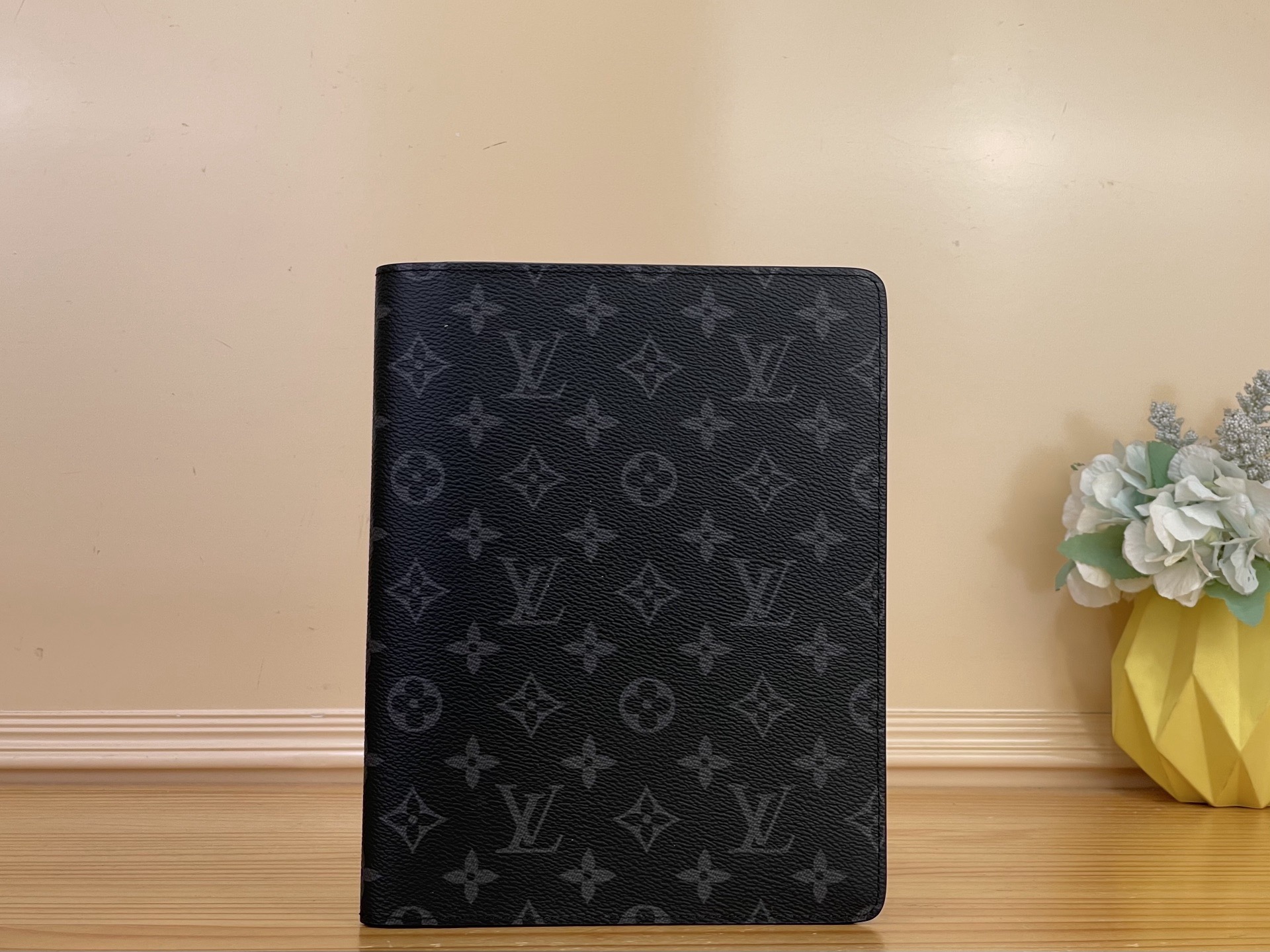 NO:812367,Top Original [Desktop Notepad Cover] R20100 Black Flower Suitable for desktops, this elegant and spacious notepad cover is made of Monogram 18 canvas and can easily accommodate A5 note paper and small paper, and can also add an address and phone book. Dimensions 18.5 x 23 x 3 cm. 2313036 (length x height x width),19860909顶级原单【桌面记事本封面】R20100 黑花 适用于桌面,此优雅宽敞的记事本封套以Monogram 18帆布制造,轻易容纳A5笔记纸及小型纸张,另可加上地址电话册. 尺寸18.5 x 23 x 3 厘米.2313036 (长度 x 高 x 宽),,Bag