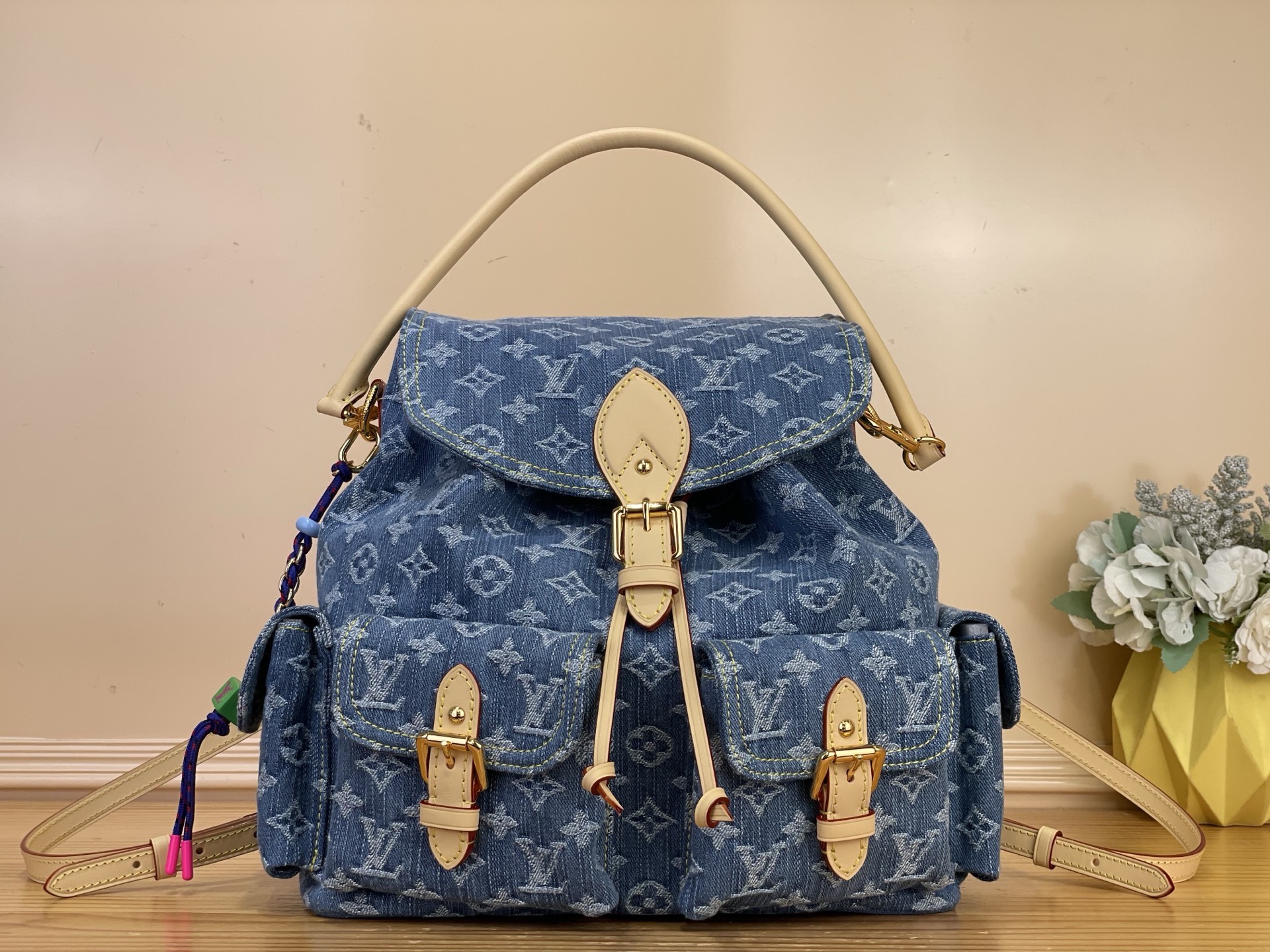 NO:812362,Top original item [Montsouris Cargo Backpack] M27330 Denim Denim Denim Rendez-Vous series presents the classic Montsouris Cargo Jh backpack, with playful braided charms smartly embellished on one side. The cotton bag is decorated with contrasting leather trim and has a detachable shoulder strap, which can be worn on one shoulder or on both shoulders. There is plenty of space to store tablets and books, and the inner patch pocket makes it easy to properly store valuables.  Dimensions 32 x 30.5 x 16 cm 7618085,19860909顶级原单【Montsouris Cargo 双肩包】M27330牛仔丹宁 Denim Rendez-Vous 系列呈献经典 Montsouris Cargo Jh双肩包,俏皮编结挂饰灵动点缀一侧.棉质包身搭配撞色皮革饰边,并设可拆卸肩带,可随心切换单肩或双肩背携.充裕空间可收纳平板电脑与书籍,内贴袋便于妥善安放贵重物品. 尺寸32 x 30.5 x 16 厘米 7618085,,Bag