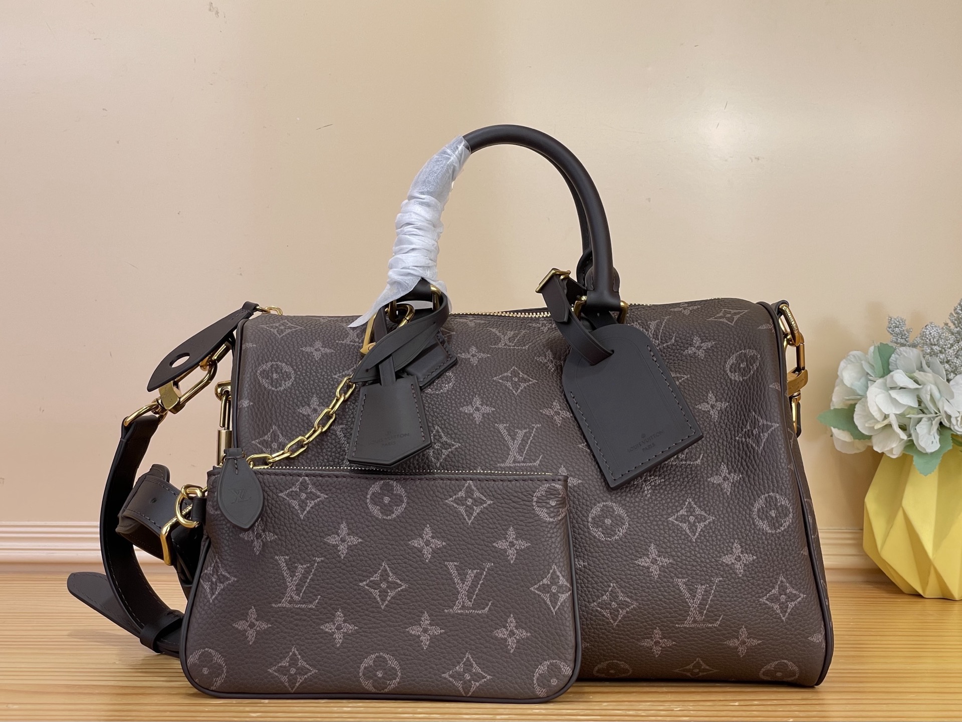 NO:812357,Top original item [Seedy 9 Bandoulière 30 Handbag] 9-30 Ebony/Coffee Brown The Seedy 9 Bandoulière 30 bag is made of ultra-soft calfskin with Monogram print and is perfectly compact but roomy enough to carry daily essentials. Meticulous details, such as traditional side locks or premium lambskin lining, are testament to the superb craftsmanship of this bag. In addition to the top handle, there is a removable strap. Size 32 x  22.5 x 18 cm,,cowhide,sheepskin19860909顶级原单【Seedy 9 Bandoulière 30 手袋】9-30 乌木/咖啡棕 Seedy 9 Bandoulière 30包由超柔软的小牛皮制成,带有Monogram印花,尺寸完美紧凑但足够宽敞,可以装下日常必需品.细致的细节,如传统侧锁或优质小羊皮衬里,证明了这款包的精湛工艺.除了顶部手柄外,还有一条可拆卸的带子. 尺寸32 x 22.5 x 18厘米,,cowhide,sheepskin,Bag