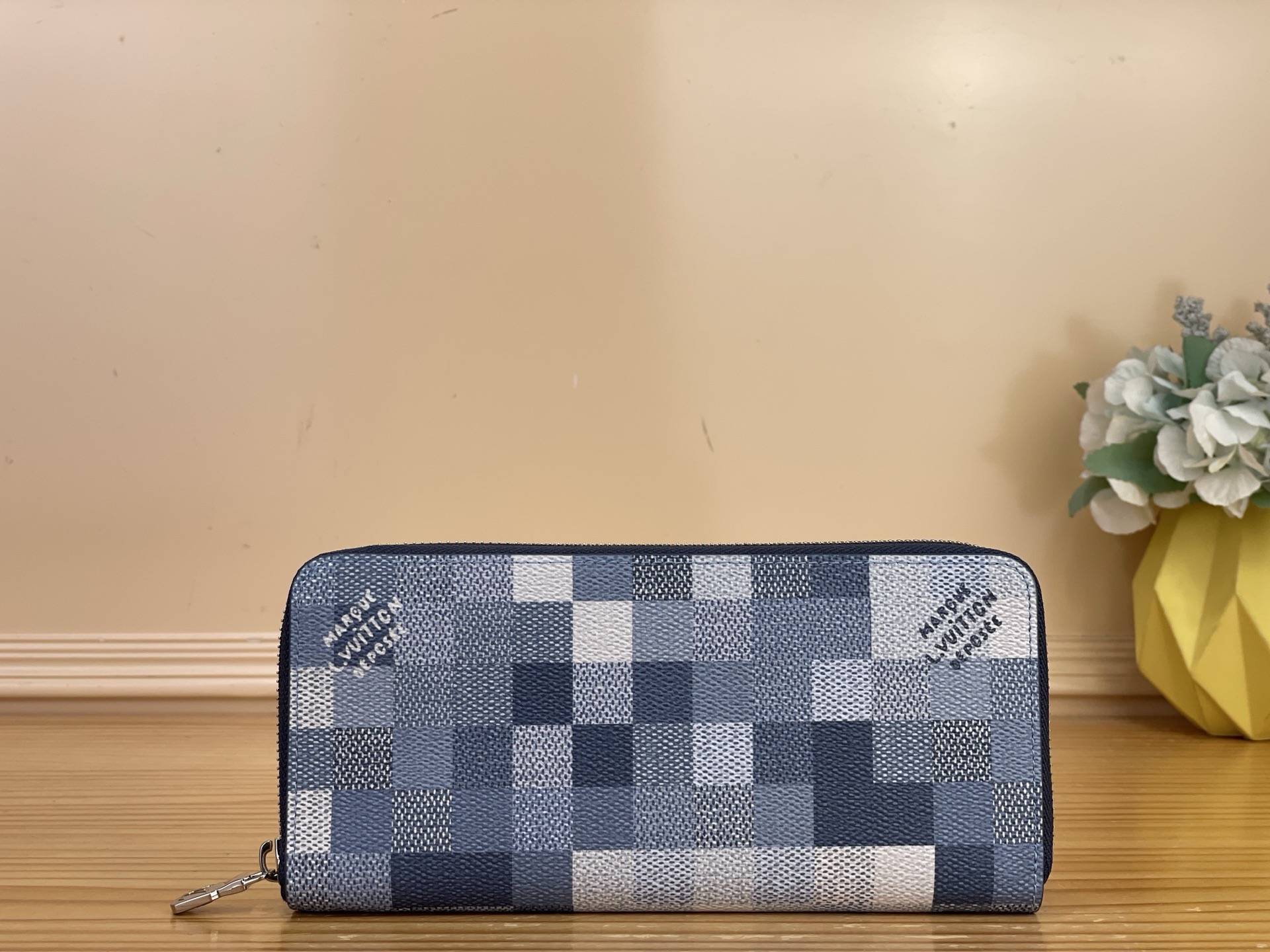 NO:812433,Top original item [ziy zipper wallet] m28615 blue/mosaic m28742 black/mosaic The pixel-like design adds a modern feel, and the 'Ziy Wallet Horizontal' of anti-velvet canvas. The round zipper wallet has 2 compartments that can store banknotes and receipts and 12 card slots. There is a zipper pocket in the center for change and valuables. The aged silver zipper brings out the casual tone.  Dimensions 21 x 10 x 2.5 cm 2513035 (width x height x sides),,wallets19860909顶级原单【ziy 拉链钱夹】m28615 蓝色/马赛克 m28742 黑色/马赛克 像素状的设计增添了现代感,防绒帆布的“Ziy Wallet Horizontal”.圆形拉链式钱包有2个可以收纳纸币和收据的隔间和12个卡槽,中央有用于零钱和贵重物品的拉链式口袋.经过老化处理的银色拉链,衬托出休闲的色调. 尺寸21 x 10 x 2.5厘米 2513035（宽x高x边）,,wallets,Bag
