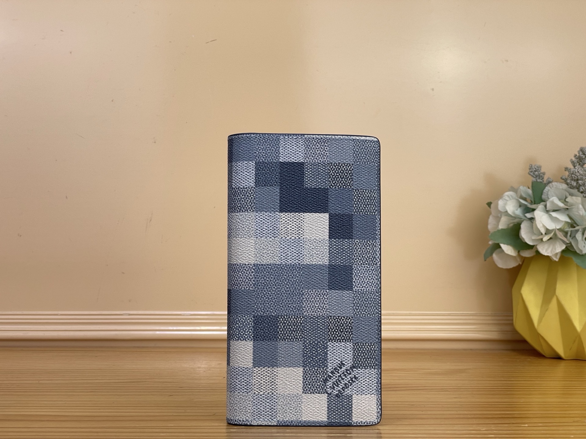 NO:812436,Top original order [brazza suit clip] M66540 blue/mosaic LV is known for its craftsmen's exquisite skills, rare design, special leather combines technical innovation and classic style, MS highlights the presence in the world of Louis Vuitton. The interior design of the wallet is exquisite and unique, with various pockets and credit card slots. Size 19×10 2313035 (width x height x sides),, louis vuitton, louis vuitton, business suit19860909顶级原单【brazza 西装夹】M66540 蓝色/马赛克 LV以工匠的技艺精湛著称,罕见的设计、特殊皮革将技术创新和经典风格相结合,ms突出路易威登世界的存在.钱夹内部设计精巧独特,拥有各种口袋和信用卡槽. 尺寸19×10 2313035（宽x高x边）,,louis vuitton,louis vuitton,business suit,Bag