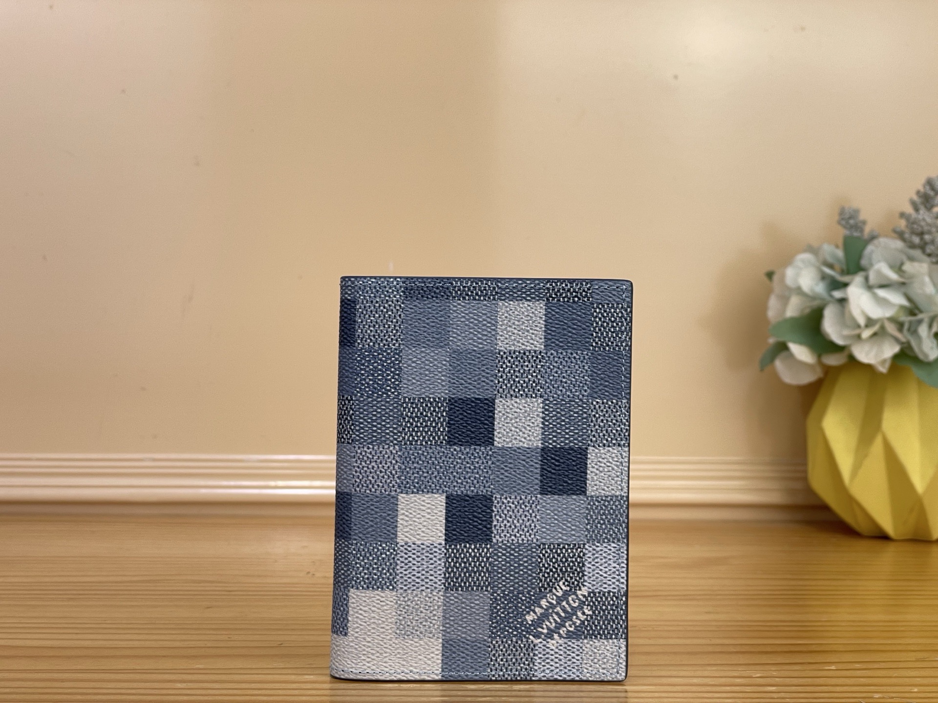 NO:812441,Top original order [Passport Book] M28616 Blue/Mosaic M28744 Black/Mosaic It is embellished with Damier's plaid pattern that expresses monochrome in 7 different nuances, and the passport cover 'Couverre Tour Passport' of ms Damourage canvas. It can not only store the passport, but the interior decoration is also equipped with 4 card slots and flat pockets. The 'Marque L' loved by Pharrell Williams is decorated with the signature of 'Vuitton Déosée'.  Dimensions 10 x 14 x 2.5 cm.1812026 (width x height x sides),19860909顶级原单【护照本】 M28616 蓝色/马赛克 M28744 黑色/马赛克 用7种不同的细微差别表现单色的达米耶的格纹图案点缀着,ms达摩拉格帆布的护照封面“库维尔图尔护照”.不仅可以收纳护照,内部装修还配有4个卡槽和平口袋.法雷尔·威廉姆斯爱用的“Marque L.装饰着“Vuitton Déosée”的签名. 尺寸10 x 14 x 2.5厘米.1812026（宽x高x边）,,Bag