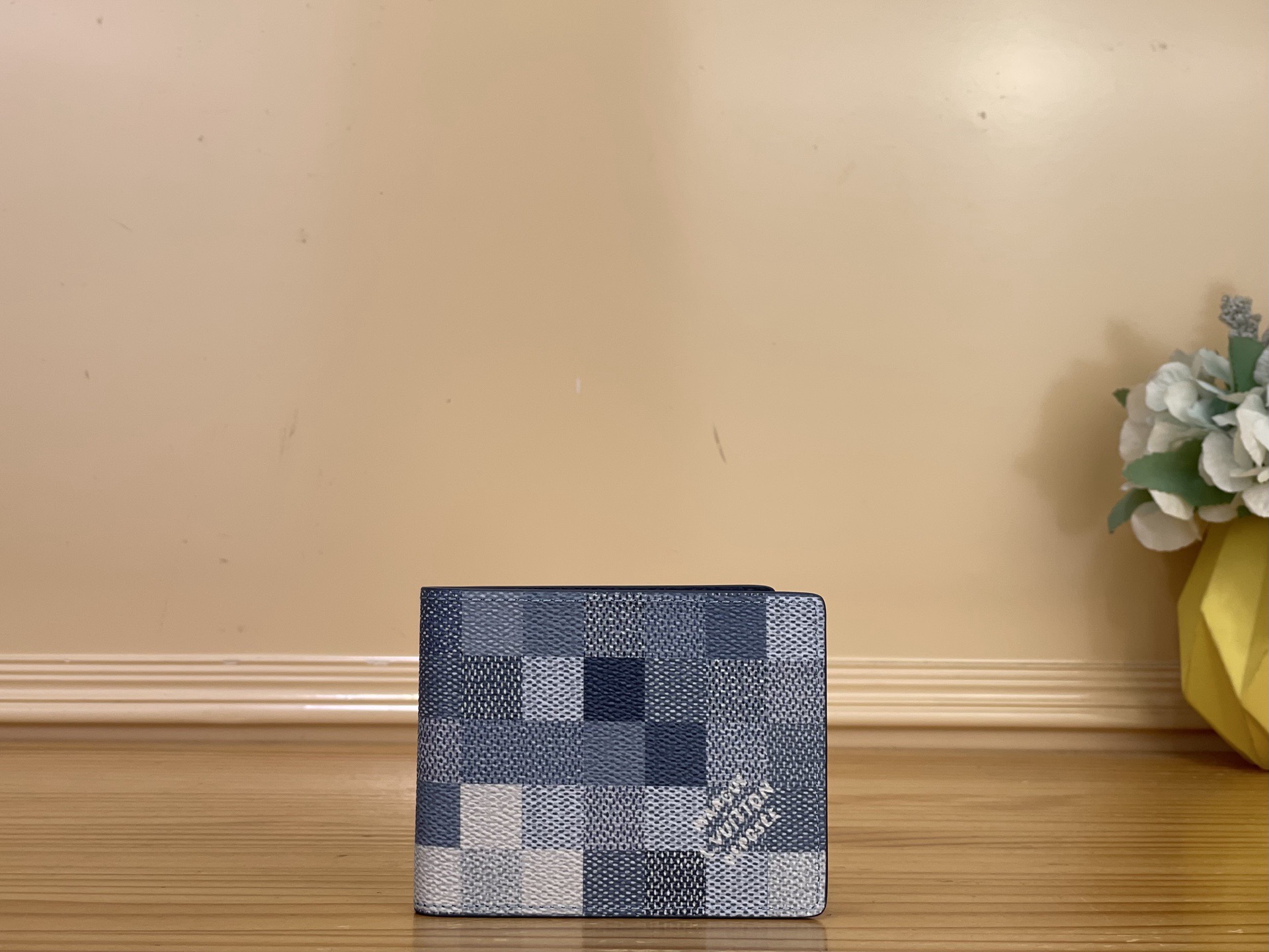 NO:812446,Top original order [Multile Wallet] M28591 Blue/Mosaic M14927 Black/Mosaic 'Wallet Slunda' of Damovrage canvas that perfectly expresses the craftsmanship that Pharrell Williams continues to pursue. A pixel-like camouflage pattern inspired by the traditional Damier pattern of Maison MS, the historic 'Marque L.' decorated 'Vuitton  Signature 'Déosée'. Slim wallet with 8 card slots and compartment for banknotes. Dimensions 11 x 8.5 x 2 cm 1812026 (width x height x sides),,wallets19860909顶级原单【Multile 钱夹】M28591 蓝色/马赛克 M14927 黑色/马赛克 完美地表现了法雷尔·威廉姆斯不断追求的工艺的达莫夫拉奇·帆布的“钱包·斯伦达”.从Maison ms的传统达米耶图案中获得灵感的像素状迷彩图案,有历史的“Marque L.装饰了“Vuitton Déosée”的签名.配有8个卡槽和纸币用隔间的纤细钱包. 尺寸11 x 8.5 x 2厘米 1812026（宽x高x边）,,wallets,Bag