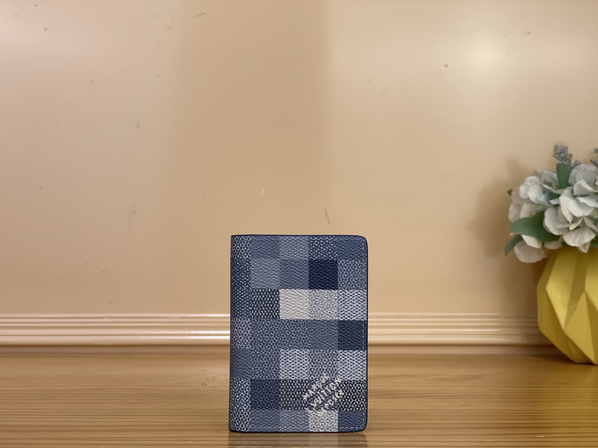 NO:812450,Top original order [Pocket Wallet] M28609 Blue/Mosaic M14928 Black/Mosaic harrell Williams ms further pixelated the classic camouflage pattern, creating the Damoflage coated canvas that shapes this pocket wallet, and then using the retro-flavored Marque L. Vuitton Déosée logo to mark one of the squares. The compact configuration has built-in card slots and pockets, and the back patch pocket doubles as a functional consideration. Size 7.5 x  11.1 x 1 cm 1712026,19860909顶级原单【口袋钱夹】 M28609 蓝色/马赛克 M14928 黑色/马赛克 harrell Williams ms将经典迷彩图案进一步像素化,成就塑造此款口袋钱夹的 Damoflage 涂层帆布,再以复古气息浓郁的 Marque L. Vuitton Déosée 标识标记方格之一.紧凑构型内设卡位和口袋,后贴袋倍显功能考量. 尺寸7.5 x 11.1 x 1 厘米 1712026,,Bag