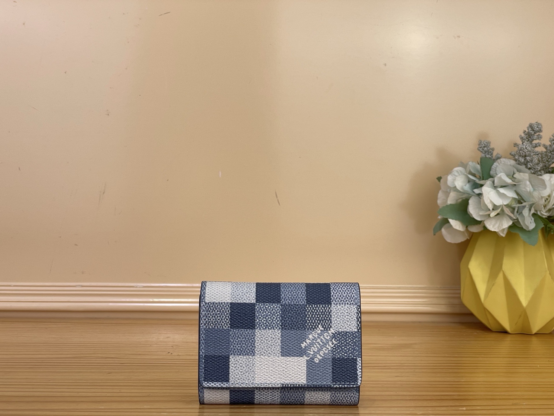 NO:812456,Top original item [Card Holder] M2A103 Blue/Mosaic Pharrell Williams reinterpreted the Maison's iconic Damier pattern into pixels of the same color, and made the card holder 'Anvelo Cult de Visit' with Damovrage canvas. Its charm is its slimness that can fit into pockets and bags. The buckle closure allows you to organize business cards, transportation IC cards, and credit cards and store them properly. Size 10.5 x 8  x 1cm.1712026 (width x height x sides),19860909顶级原单【卡包】M2A103 蓝色/马赛克 法雷尔·威廉姆斯将Maison的标志性达米耶·图案重新诠释为同系颜色的像素状,用达莫夫拉奇·帆布制作的卡包“Anvelo·Cult de Visit”.ms能装进口袋和包里的纤细是其魅力所在.扣扣开合式,可以整理名片、交通系IC卡、信用卡并妥善收纳. 尺寸10.5 x 8 x 1厘米.1712026（宽x高x边）,,Bag