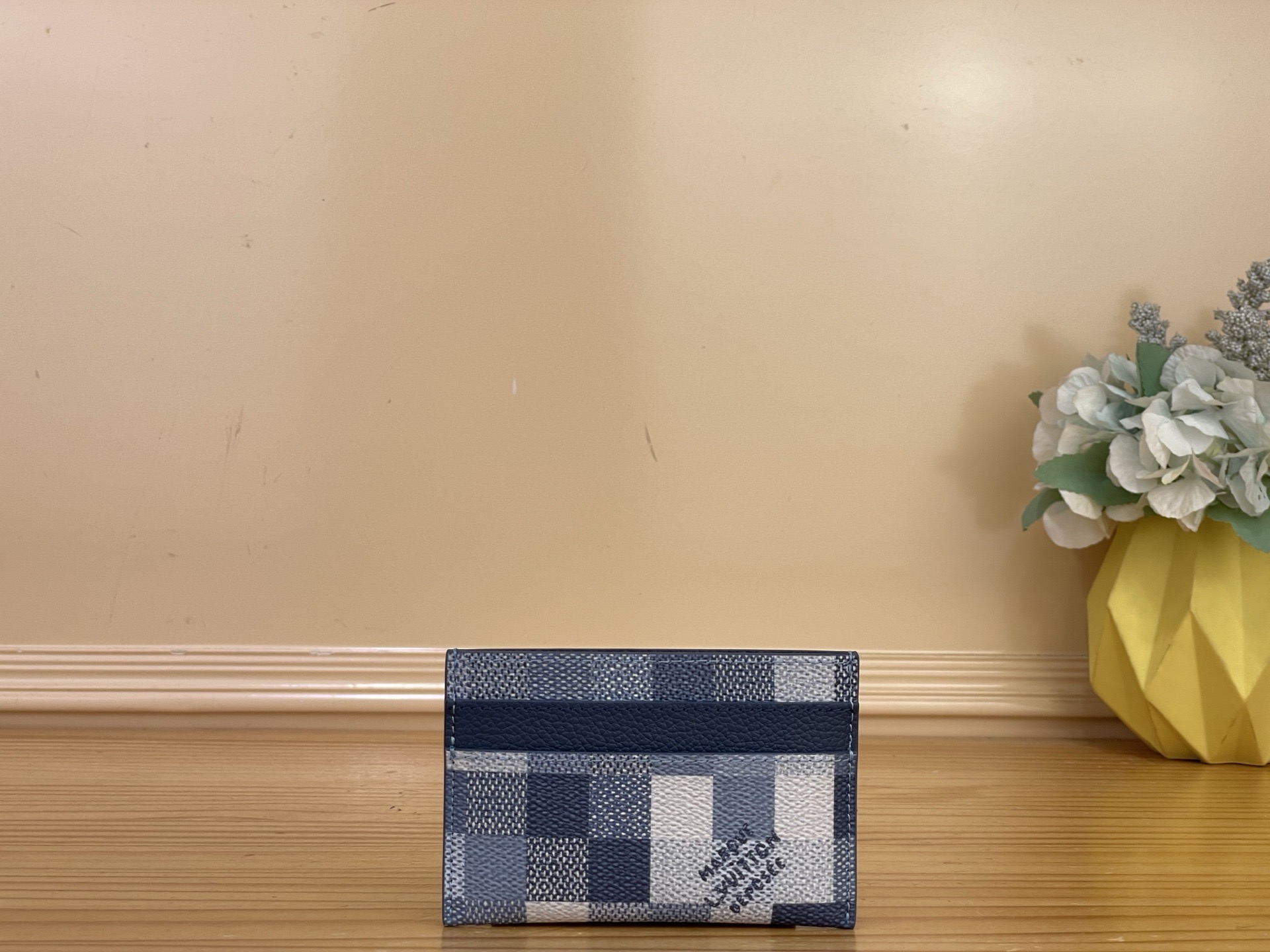 NO:812460,Top original item [Card Holder] M2A Blue/Mosaic Pharrell Williams reinterpreted Maison's iconic Damier pattern into pixels of the same color, and made the card holder 'Anvelop·Cult de Visit' with Damovrac canvas. Its charm is its slimness that can fit into pockets and bags. The buckle closure allows you to organize business cards, transportation IC cards, and credit cards and store them properly. Size 10.5 x 8 x  1cm.1512026 (width x height x sides),19860909顶级原单【卡片夹】M2A 蓝色/马赛克 法雷尔·威廉姆斯将Maison的标志性达米耶·图案重新诠释为同系颜色的像素状,用达莫夫拉奇·帆布制作的卡包“Anvelop·Cult de Visit”.ms能装进口袋和包里的纤细是其魅力所在.扣扣开合式,可以整理名片、交通系IC卡、信用卡并妥善收纳. 尺寸10.5 x 8 x 1厘米.1512026（宽x高x边）,,Bag