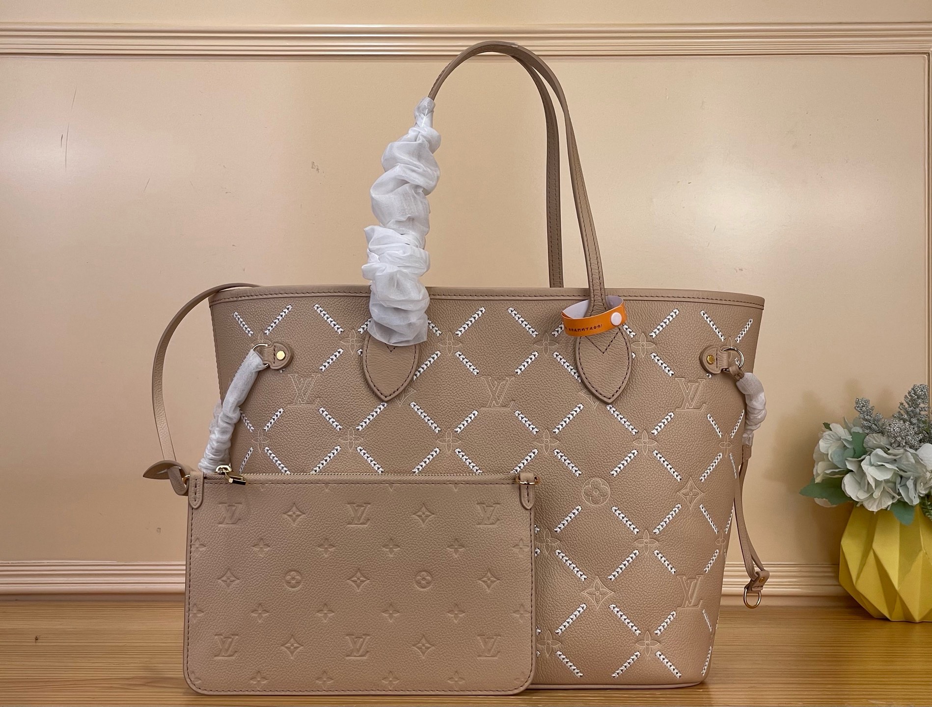 NO:812464,Top original order [NEVERFULL medium handbag] M29486 apricot/embroidery This Neverfull medium tote bag is decorated with Louis Vuitton Monogram Emreinte Couture  The Ys logo is reimagined, capturing triple craftsmanship to achieve a unique finish that is reminiscent of the brand's hard case lining. The leather is embossed, printed and embroidered to highlight the brand's exquisite craftsmanship, complementing the Yingze metal hardware. There is ample space to accommodate daily needs such as a laptop. Dimensions 47 x 28 x 14 cm. 103121150 (length x height x width),, louis vuitton, totes19860909顶级原单【NEVERFULL 中号手袋】 M29486 杏色/刺绣 本款 Neverfull 中号托特包以路易威登 Monogram Emreinte Couture Ys标识焕新演绎,撷取三重工艺成就独特饰面,引人联想品牌硬箱内衬.皮革经压纹、印花与刺绣工艺处理,彰显品牌精湛匠艺,与莹泽金属件相得益彰.宽裕空间可容纳笔记本电脑等日常所需. 尺寸47 x 28 x 14 厘米.103121150 (长度 x 高 x 宽),,louis vuitton,totes,Bag