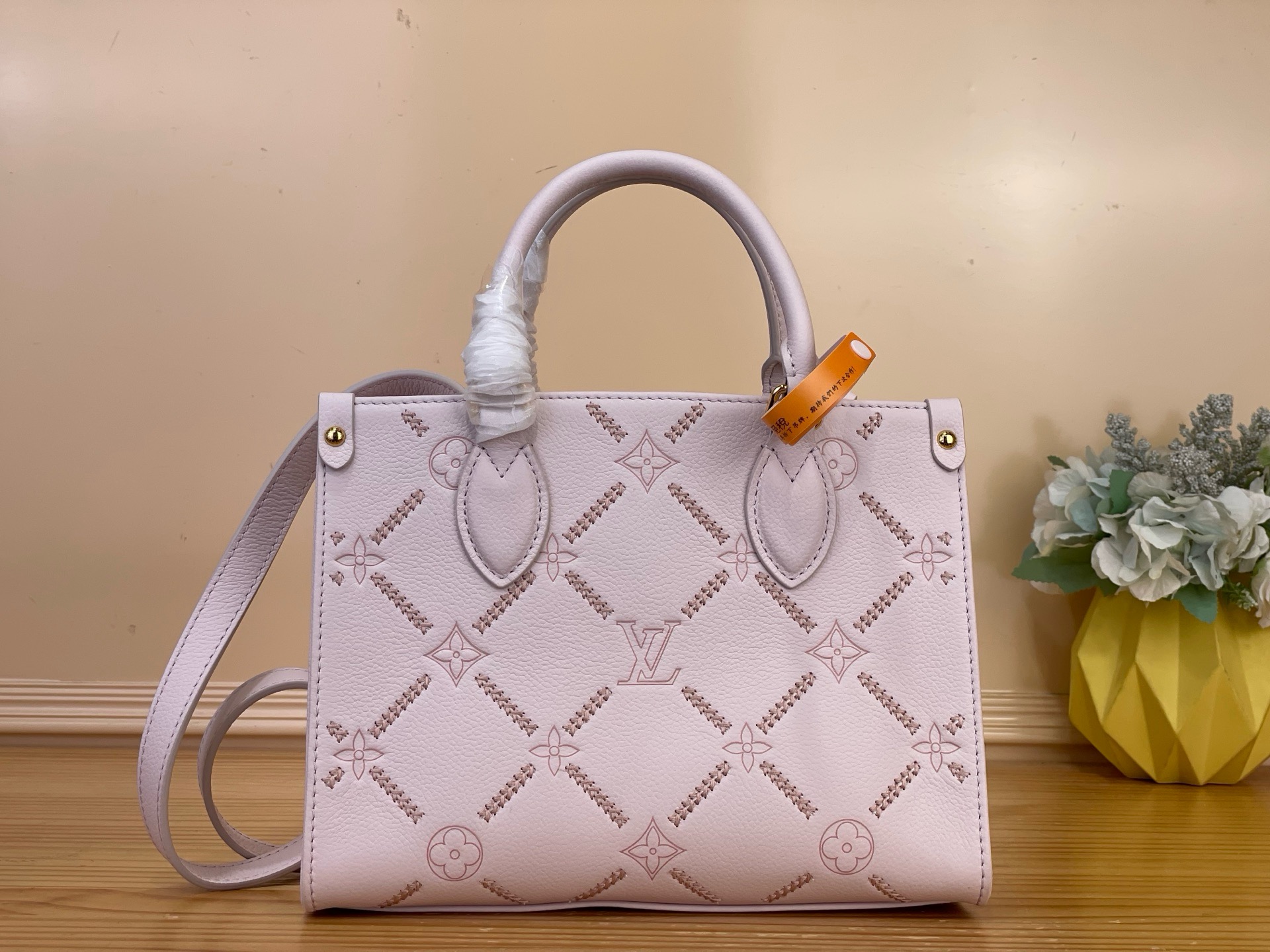 NO:812447,Top original order [ONTHEGO Small Handbag] m28528 Pink/Embroidery This OnTheGo small handbag is reinterpreted with unique color matching, elegantly accompanying daily travels. The Monogram Emreinte Couture ys leather bag echoes the quilted lining of Louis Vuitton's classic hard case, embellished with exquisite embroidery and metal parts. The detachable leather shoulder strap allows for a variety of styles, and the appropriate capacity can easily store all your needs. Size 25 x 19 x  11.5 cm.8219085 (length x height x width),,louis vuitton19860909顶级原单【ONTHEGO 小号手袋】 m28528 粉色/刺绣 本款 OnTheGo 小号手袋以别致配色焕新演绎,优雅陪伴日常出行.Monogram Emreinte Couture ys皮革包身呼应路易威登经典硬箱的绗缝内衬,点缀精致刺绣与金属件.可拆卸皮革肩带成就多样造型风格,恰宜容量轻松收纳随身所需. 尺寸25 x 19 x 11.5 厘米.8219085 (长度 x 高 x 宽),,louis vuitton,Bag