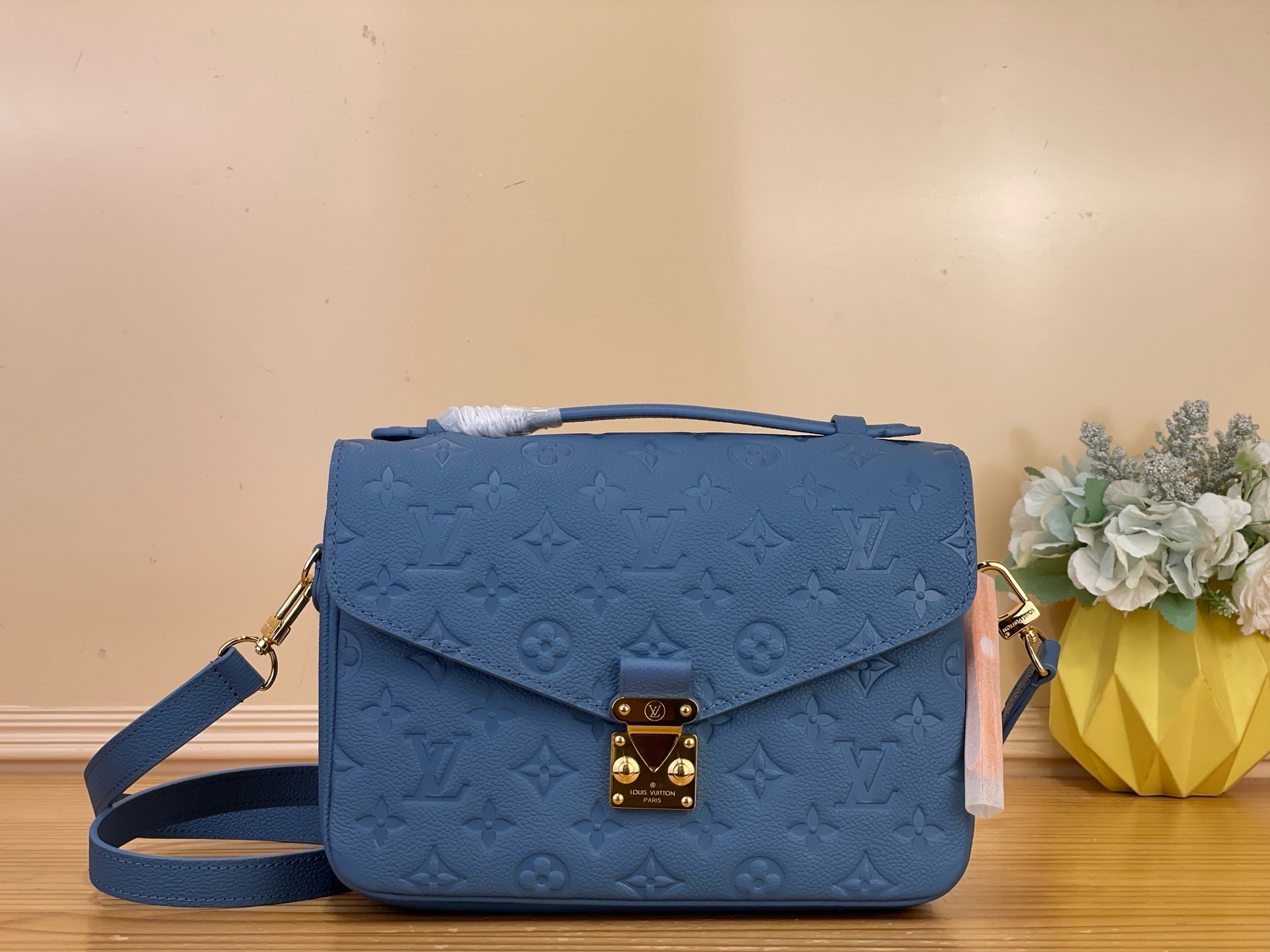 NO:812372,Top original order [ochette Metis messenger bag] M41487 27357 haze blue (embossed) in blue denim color, a fashionable choice for daytime wear. It is made of the iconic MonogramEmreinte Sn leather, with gold hardware and is marked by the house's iconic S-shaped lock, finished in gold. There are three compartments to store daily items, and there is a zippered pocket on the outside. Dimensions 25 x 19 x 7 cm  7518085,19860909顶级原单【ochette Metis 邮差手袋】M41487 27357 雾霾蓝（压花） 采用蓝色牛仔配色,是白天装扮的时尚之选.它由标志性的MonogramEmreinte Sn皮革制成,配有金色五金件 并以房子标志性的S形锁为标志,饰面为金色.有三个隔间可存放日常物品,外侧还有一个拉链口代 尺寸 25 x 19 x 7 厘米 7518085,,Bag
