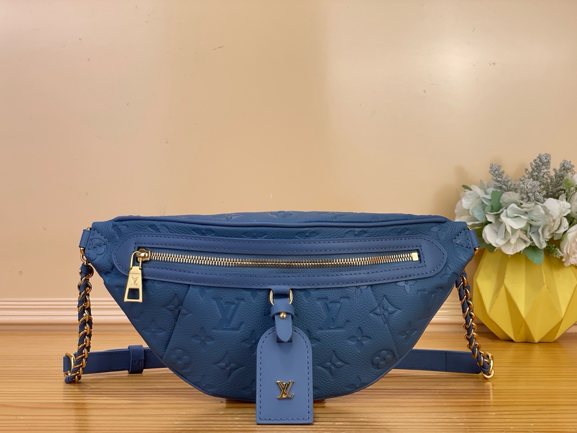 NO:812376,Top original item [Bumbag fanny bag] m28356 haze blue Monogramamlant leather that symbolizes Maison reinterprets the iconic 'high-waisted M' that matches this season. Like the original model, it has a functional design with adjustable straps and is made into a size that can store daily necessities. It is decorated with gold hardware and a removable decorative nameplate to celebrate Maison's luggage manufacturing tradition. It can be enjoyed as a crossbody bag or waist bag.  Dimensions 31 x 15 x 6 cm 6917075 (width x height x sides), satchels, crossbody bags19860909顶级原单【Bumbag腰包】 m28356 雾霾蓝  象征Maison的Monogramamlant 皮革重新诠释了与本季相称的标志性“高腰M” Ys和原版模型一样,配有可调节的带子的功能性设计,做成了可以收纳日常必需品的尺寸.装饰着金色的五金件和可拆卸的装饰性名牌,以赞美Maison的行李箱制造传统.可以作为斜挎包或腰包来享受. 尺寸31 x 15 x 6厘米 6917075（宽x高x边）,,satchels,crossbody bags,Bag