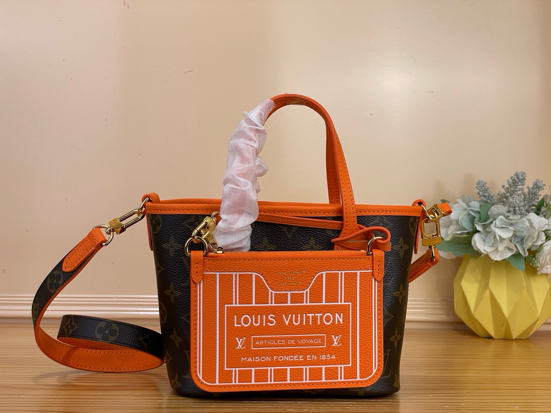 NO:812555,Top original order [Neverfull Bandoulière Inside Out BB Handbag] m12099 Presbyopia/Orange 28337 This season, the iconic Neverfull handbag is reversible. Bandoulière Inside Out BB  The sj version is made of iconic Monogram canvas with grained leather on the back. It comes with a removable zippered bag that can be used alone or attached as an external pocket. Glittering gold-tone hardware adds the final touch. It also features a removable strap that allows for cross-body wear. Dimensions 24 x 14 x 9 cm 6017065,19860909顶级原单【Neverfull Bandoulière Inside Out BB 手袋】m12099 老花/橙色 28337 本季,标志性的Neverfull手提包是可逆的.Bandoulière Inside Out BB sj版由标志性的Monogram帆布制成,背面有粒面皮革.它配有一个可拆卸的拉链袋,可以单独使用,也可以作为外部口袋附着.闪闪发光的金色硬件增添了最后的触感.它还具有可拆卸的带子,允许斜挎. 尺寸24 x 14 x 9厘米 6017065,,Bag