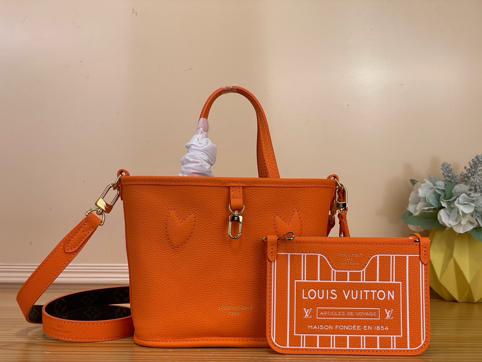 NO:812519,Top original order [Neverfull Bandoulière Inside Out BB Handbag] m28337 Presbyopia/Orange This season, the iconic Neverfull handbag is reversible. The Bandoulière Inside Out BB version is made of the iconic Monogram  Made of Sj canvas with grained leather on the back. It comes with a removable zippered bag that can be used alone or attached as an external pocket. Glittering gold hardware adds the final touch. It also features a removable strap that allows for cross-body wear. Dimensions 24 x 14 x 9 cm. 6017065,19860909顶级原单【Neverfull Bandoulière Inside Out BB 手袋】m28337 老花/橙色 本季,标志性的Neverfull手提包是可逆的.Bandoulière Inside Out BB版由标志性的Monogram Sj帆布制成,背面有粒面皮革.它配有一个可拆卸的拉链袋,可以单独使用,也可以作为外部口袋附着.闪闪发光的金色硬件增添了最后的触感.它还具有可拆卸的带子,允许斜挎. 尺寸24 x 14 x 9厘米.6017065,,Bag
