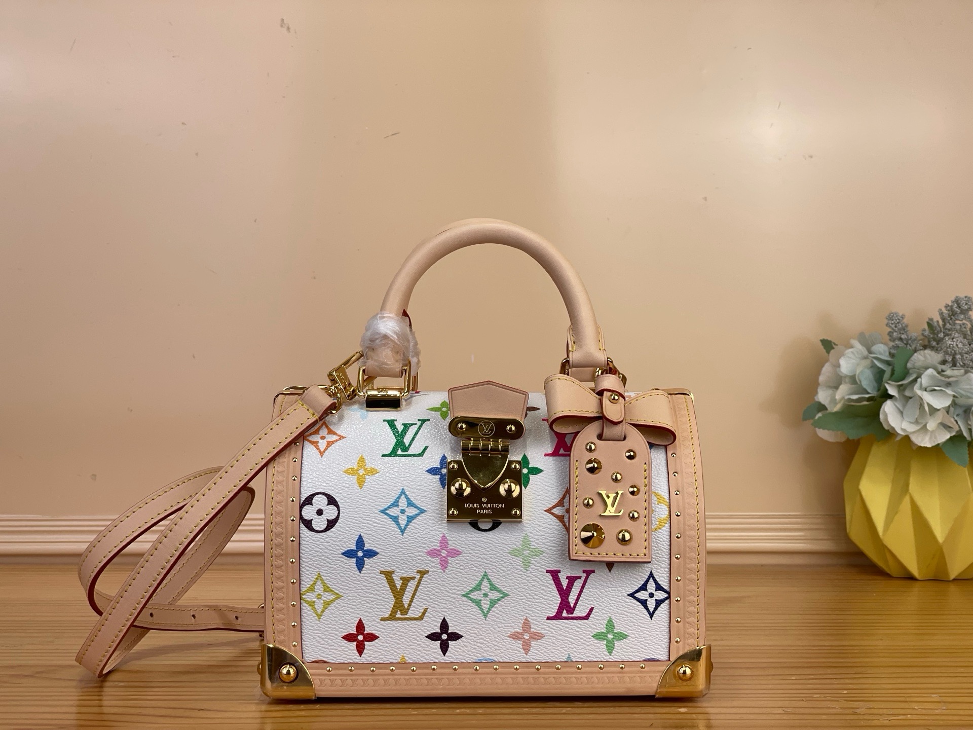 NO:812390,Exclusive original order [LV x TM SEEDY TRUNK 20 handbag] m27833 rivet/white color (Murakami) This Seedy Trunk 20 handbag is a replica of the 2003 Louis Vuitton x Murakami series, with Monogram Multicolore  Elegant leather lining wrapped in st coated canvas. Calf leather trim, dazzling hardware and corners highlight the refined details. The top handle and removable and adjustable shoulder strap allow for multiple carrying options. Dimensions 21 x 15 x 13 cm. 145121550 (Length x Height x Width),,louis vuitton,louis vuitton,cowhide19860909独家原单【LV x TM SEEDY TRUNK 20 手袋】 m27833 铆钉/白彩（村上隆） 本款 Seedy Trunk 20 手袋作为 2003 年路易威登 x 村上隆系列的复刻版,以 Monogram Multicolore st涂层帆布包裹优雅皮革内衬.牛皮革饰边、耀目金属件和包角彰显工致细节,顶部手柄和可拆卸并调节的肩带实现多种背携方式. 尺寸21 x 15 x 13 厘米.145121550 (长度 x 高 x 宽),,louis vuitton,louis vuitton,cowhide,Bag