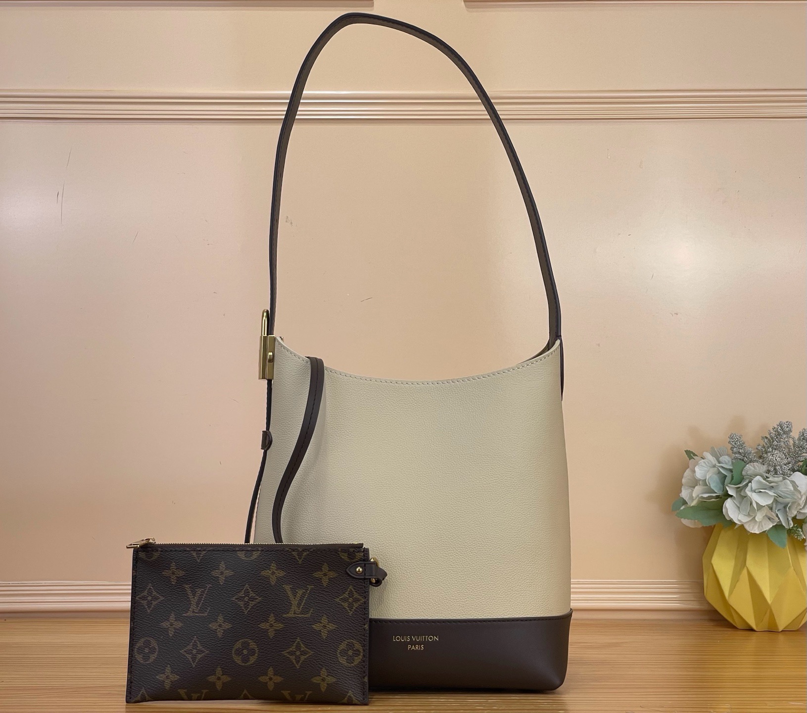 NO:812396,Top original item [HOBO small handbag] m29068 Beige and brown/color-blocked Flight Mode series presents chic two-tone leather Hobo Ys small handbag. Contrast color trim outlines the silhouette of the bag and is embellished with retro-textured metal parts. The detachable zipper bag can easily store small items. It can be carried as a handbag, crossbody or shoulder, and can be changed at will. Dimensions 24 x 28 x 16 cm 7618085  (length x height x width),19860909顶级原单【HOBO 小号手袋】 m29068 米色拼棕色/拼色 Flight Mode 系列焕新呈现别致双色皮革 Hobo Ys小号手袋.撞色饰边勾勒包身廓形,缀饰复古质感金属件.可拆卸拉链袋轻松收纳随身小物.手提、斜挎、肩背皆宜,随心转换造型. 尺寸24 x 28 x 16 厘米 7618085 (长度 x 高 x 宽),,Bag